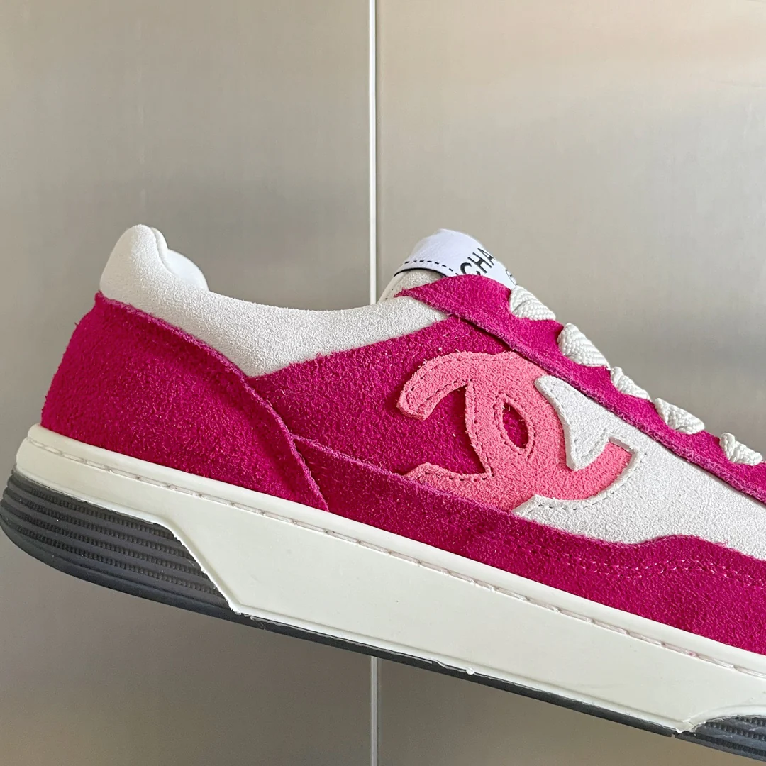 Новинки коллекции Chanel Весна/Лето 2023 - Замшевые кроссовки - Повседневная обувь - Спортивная обувь - Розовые