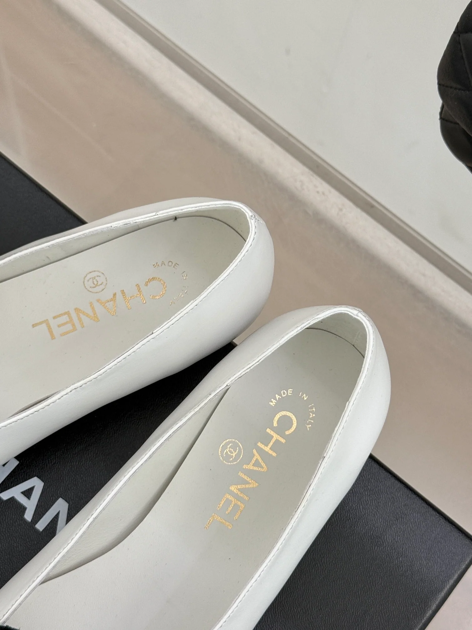 Туфли на низком каблуке Chanel Camellia 2024 — белые