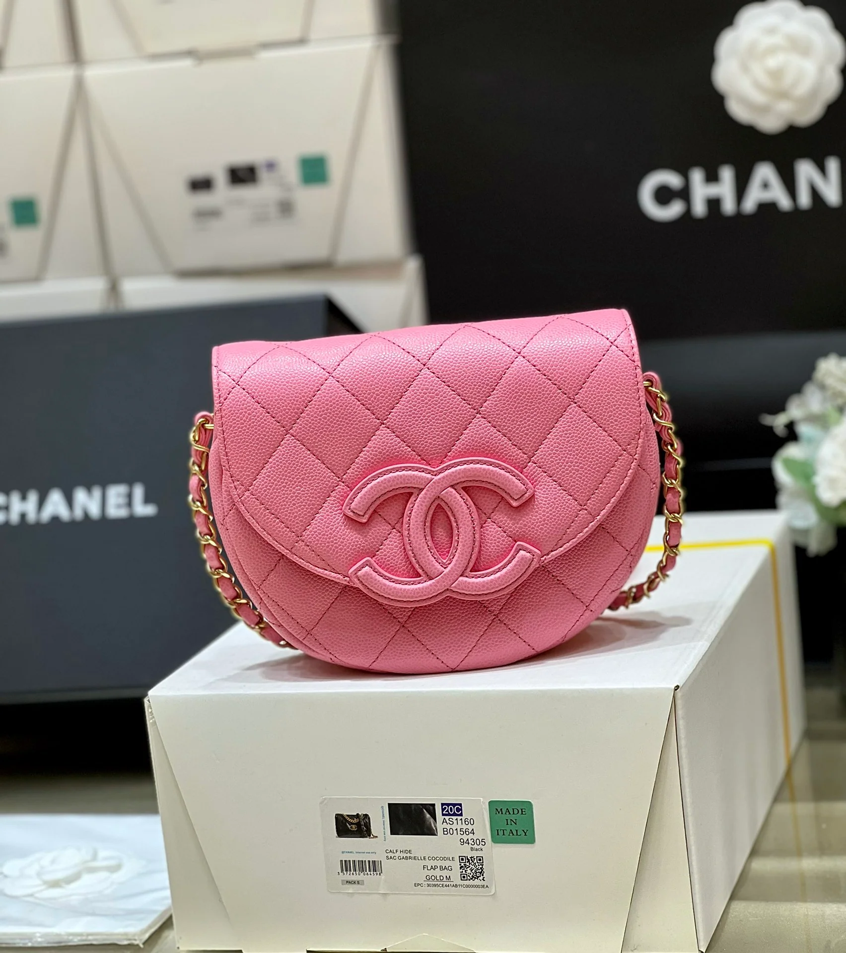 Новинка сезона весна/лето 2023 от Chanel - сумка Lychee Bull Saddle Bag - розовая.