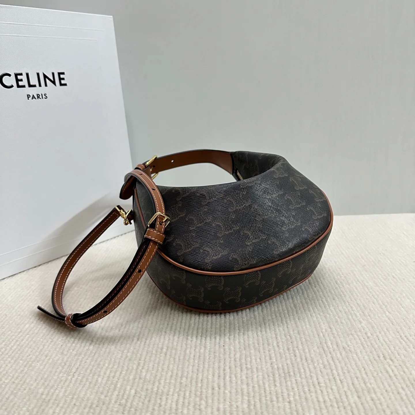 Сумка Celine-Lulu-Crescent Bag, серо-коричневого цвета.