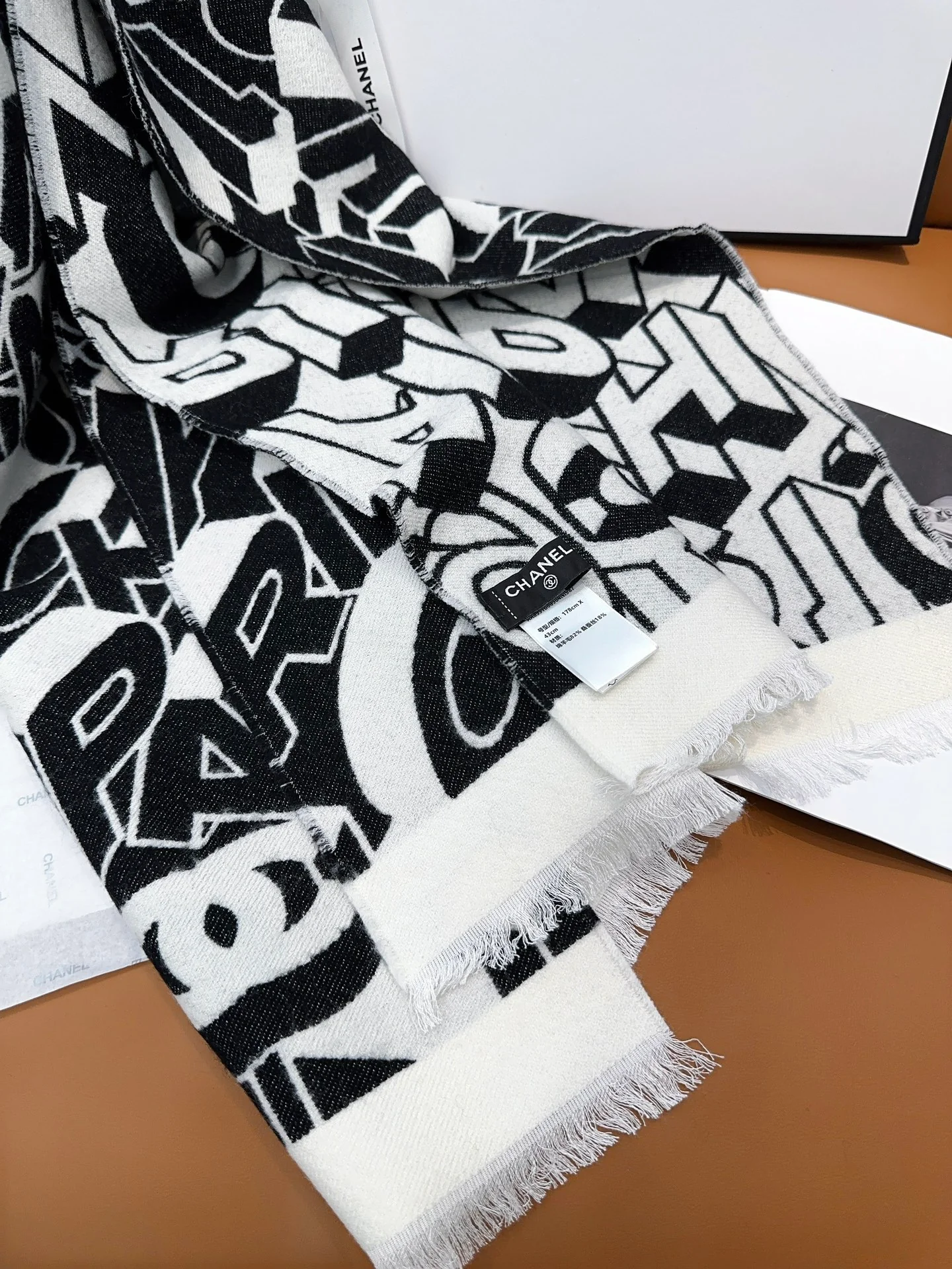 Большой шарф Chanel с буквенным дизайном 2024 года