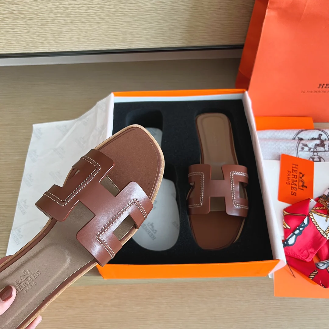 Классические домашние тапочки Hermes с буквой H — прошитая кожа — коричневые