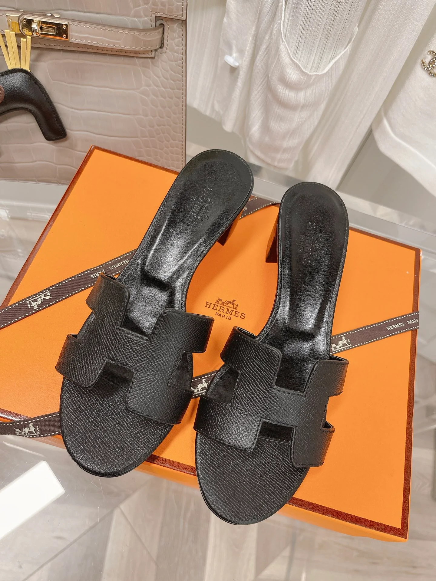 Новинка 2022 года от Hermes - Тапочки на низком каблуке с отпечатком руки - Черные