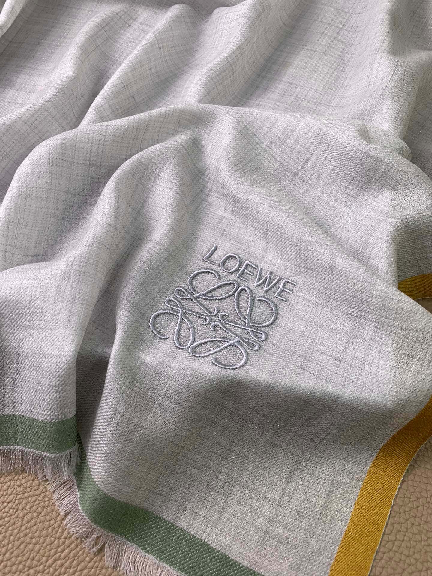 Кашемировый шарф Loewe 2024 с золотыми и серебряными нитями - 110-110