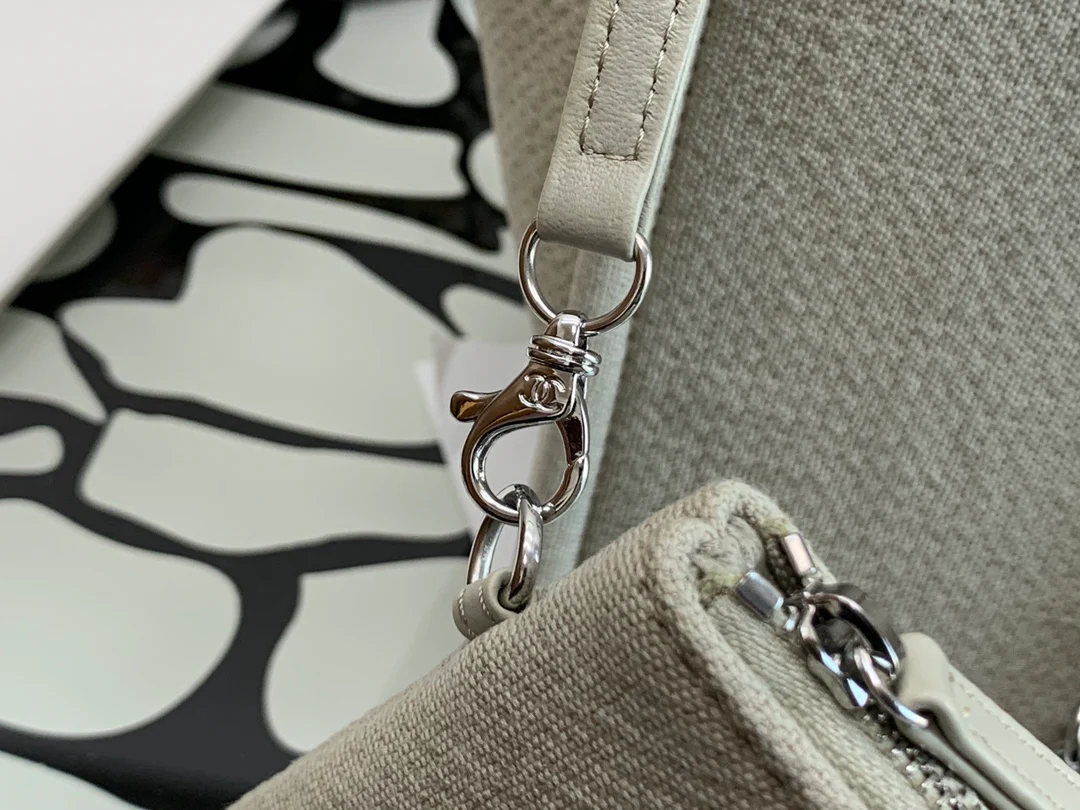 Пляжная сумка Chanel из коллекции осень/зима 2022 — бежевая — большая.