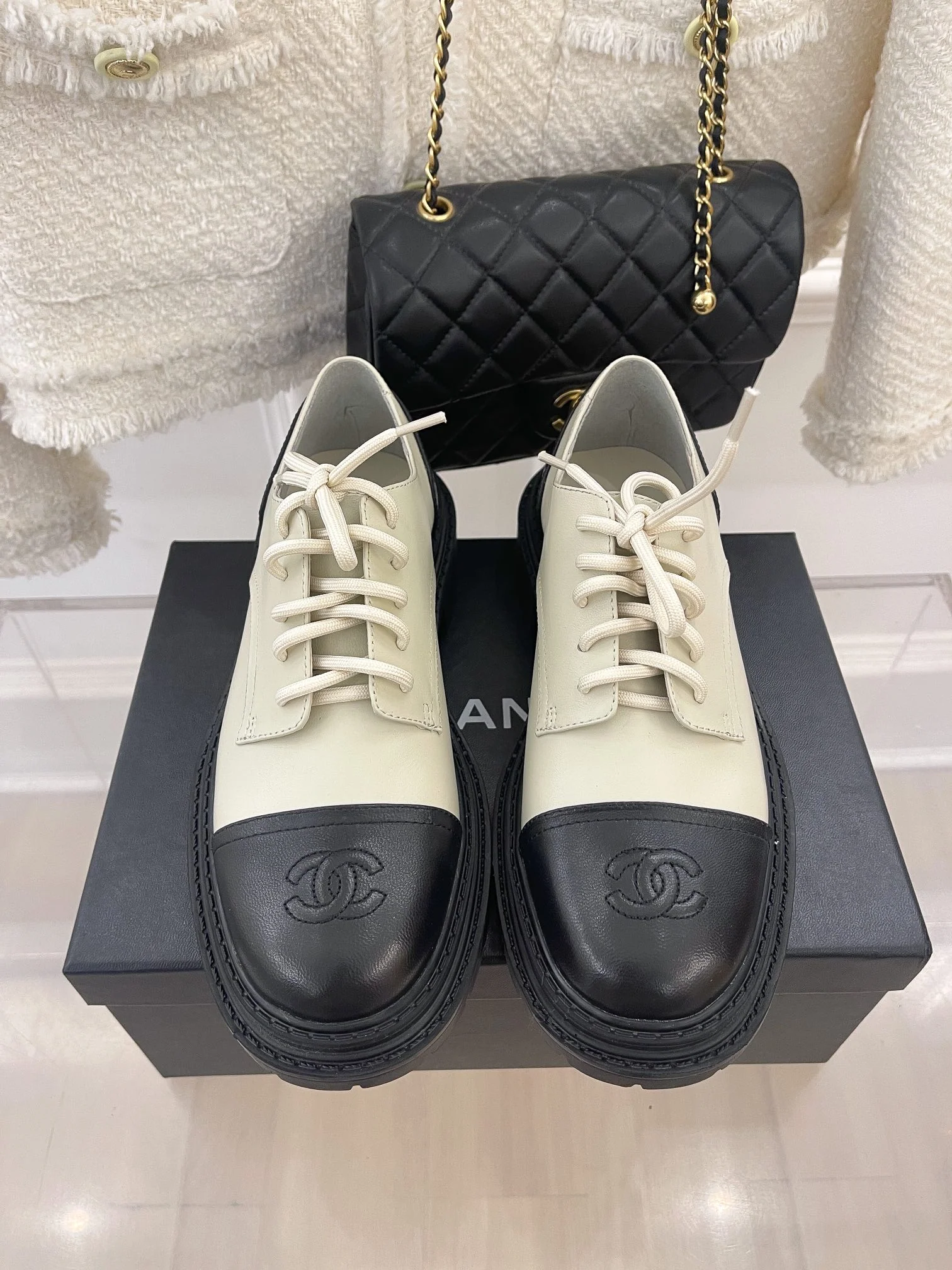 Новинка сезона осень/зима 2022 от Chanel - Классические кожаные туфли - Белые и черные