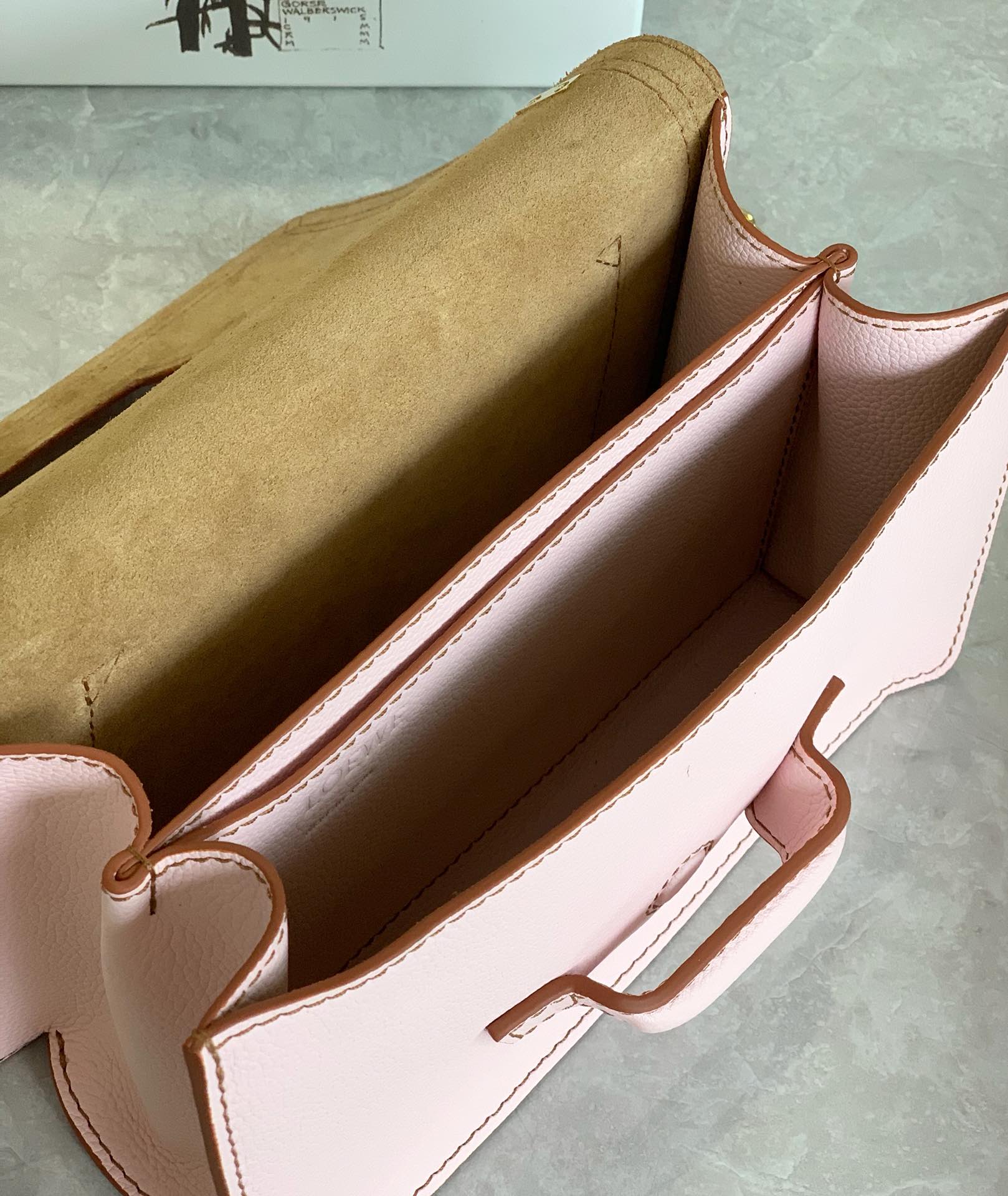 Треугольная сумка Loewe - Мягкая зернистая кожа - Телячья кожа - 4