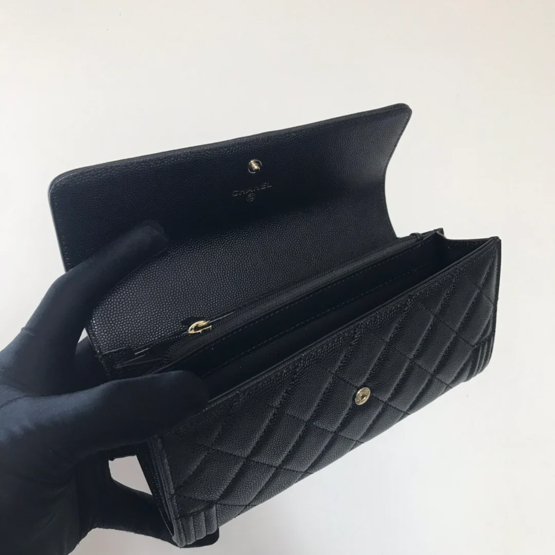 Кошелек-портмоне Chanel Le Boy Flip Wallet — из черной кожи личи с золотой пряжкой.