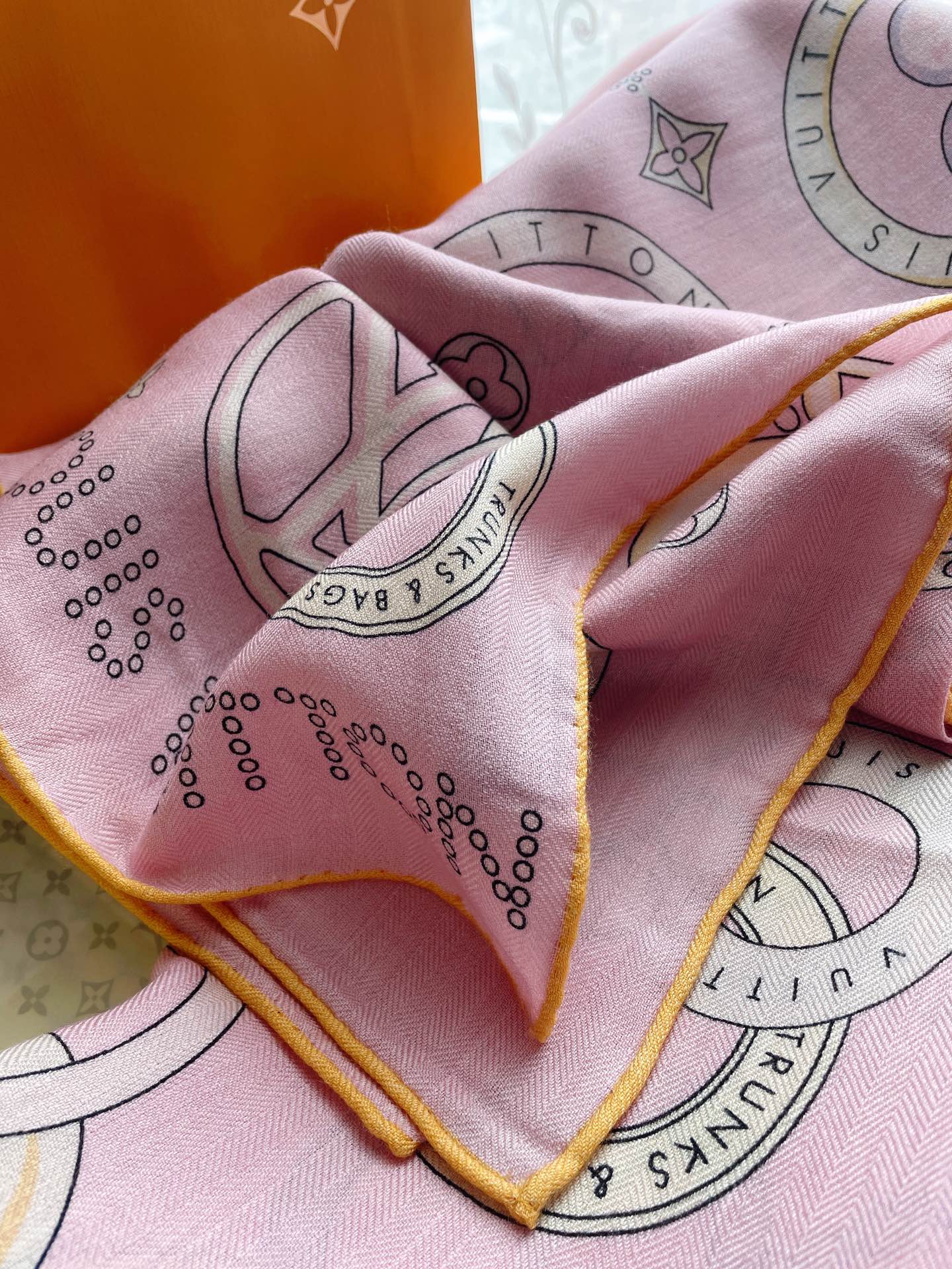 Кашемировый платок LV Vivienne and Beyond, 140 см, розовый.