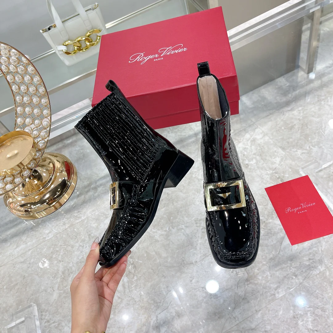 Лакированные ботинки челси с металлическими пряжками — черные.