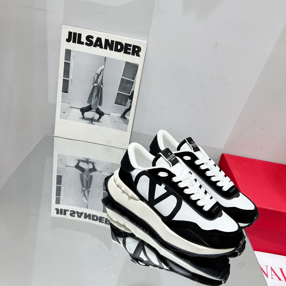 Новинка сезона весна/лето 2022 от Valentino - Кроссовки из шелковой кожи - Унисекс - Черные