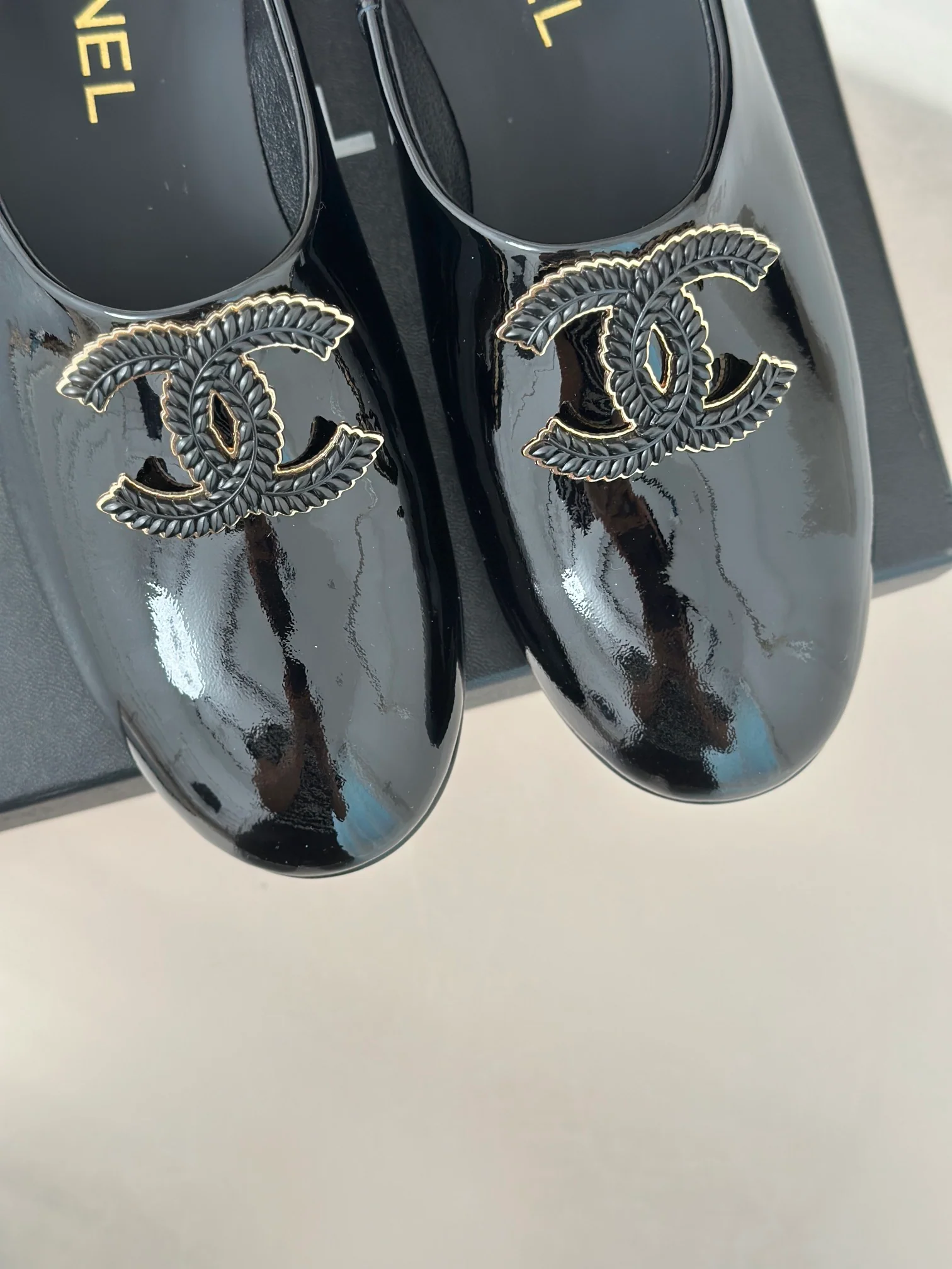 Лоферы Chanel 2025 из лакированной кожи - черные