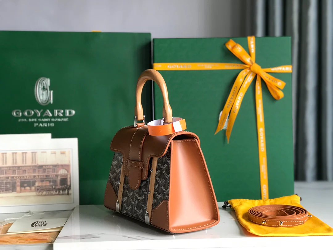 Сумка Goyard Saigon — коричневая.