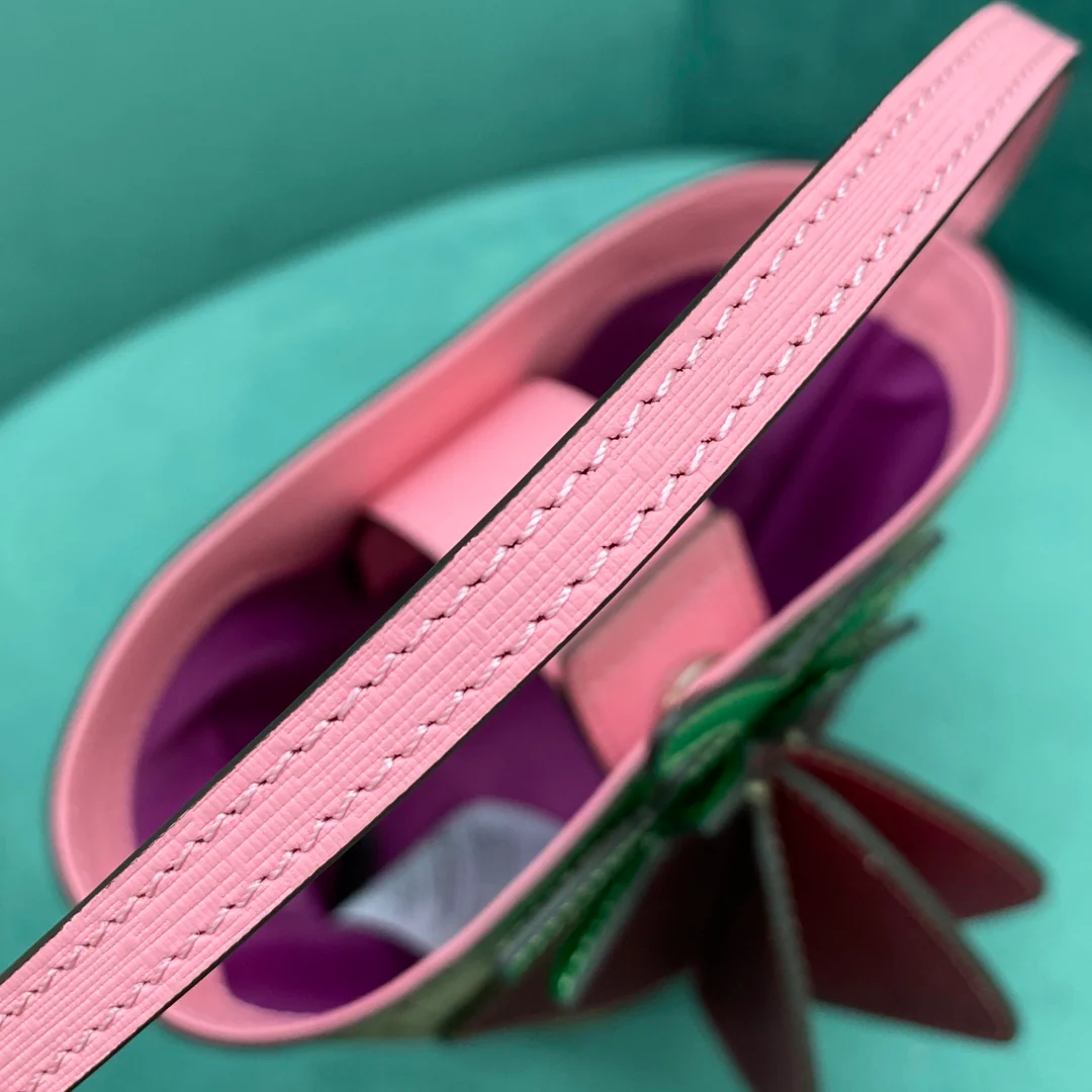 Gucci-夏季草莓水桶包