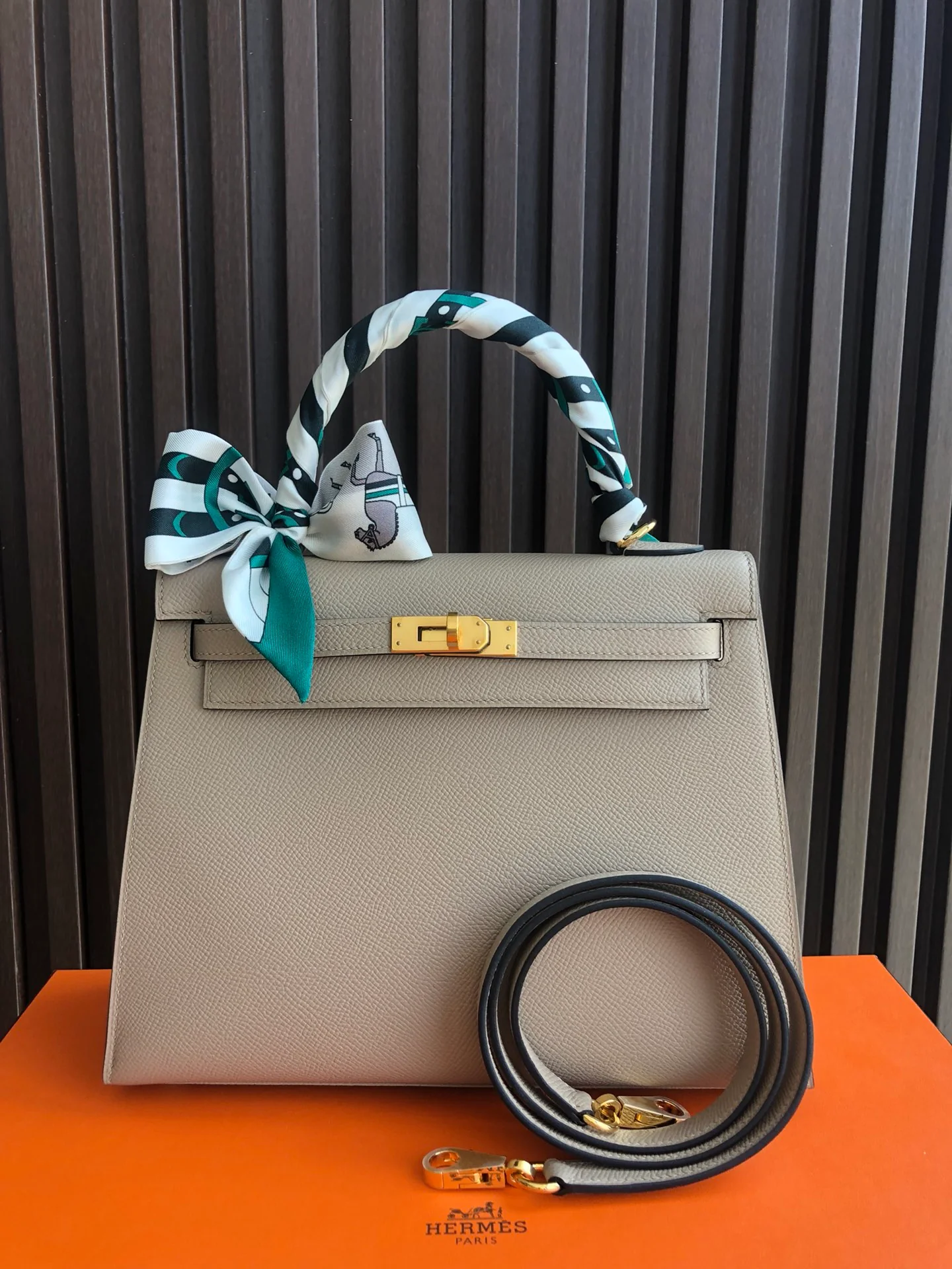 Hermes Kelly 25 Epsom Grey с золотой пряжкой