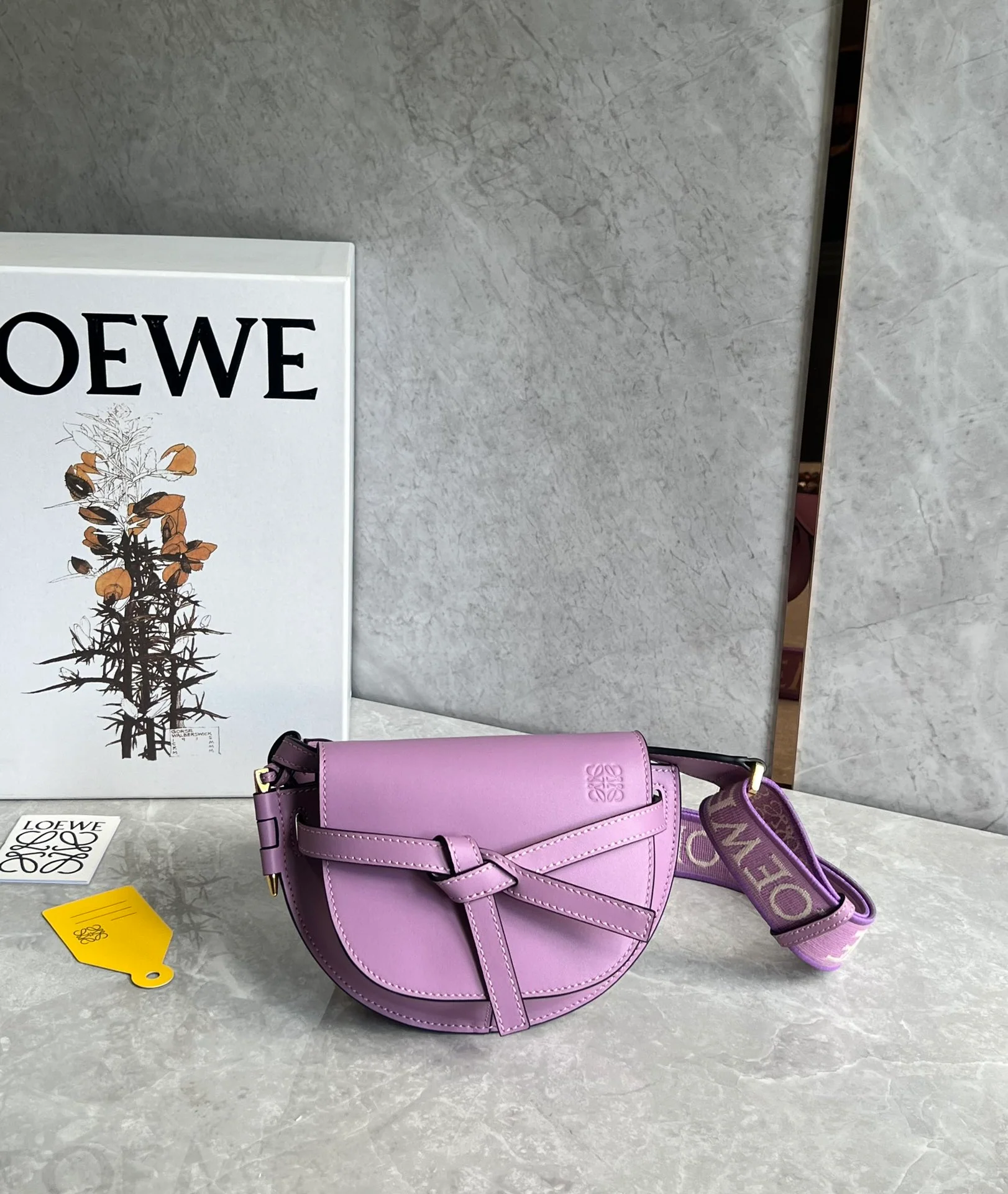 Сумка-седло Loewe Gate Dual Mini Saddle Bag - лавандово-фиолетовая.