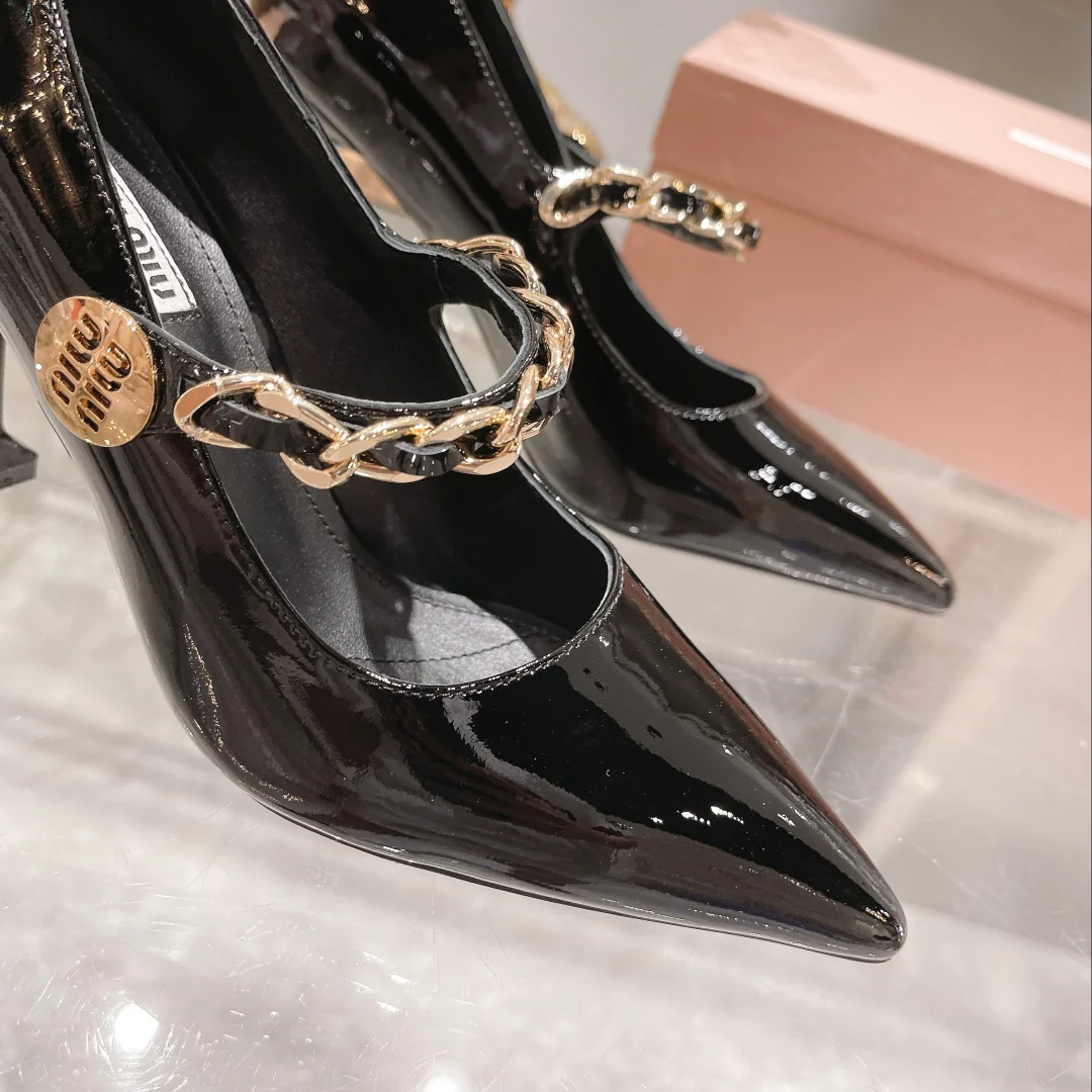 Новинка сезона осень/зима 2022 от Miu Miu - Туфли на каблуке с острым носком и разрезом - Черные