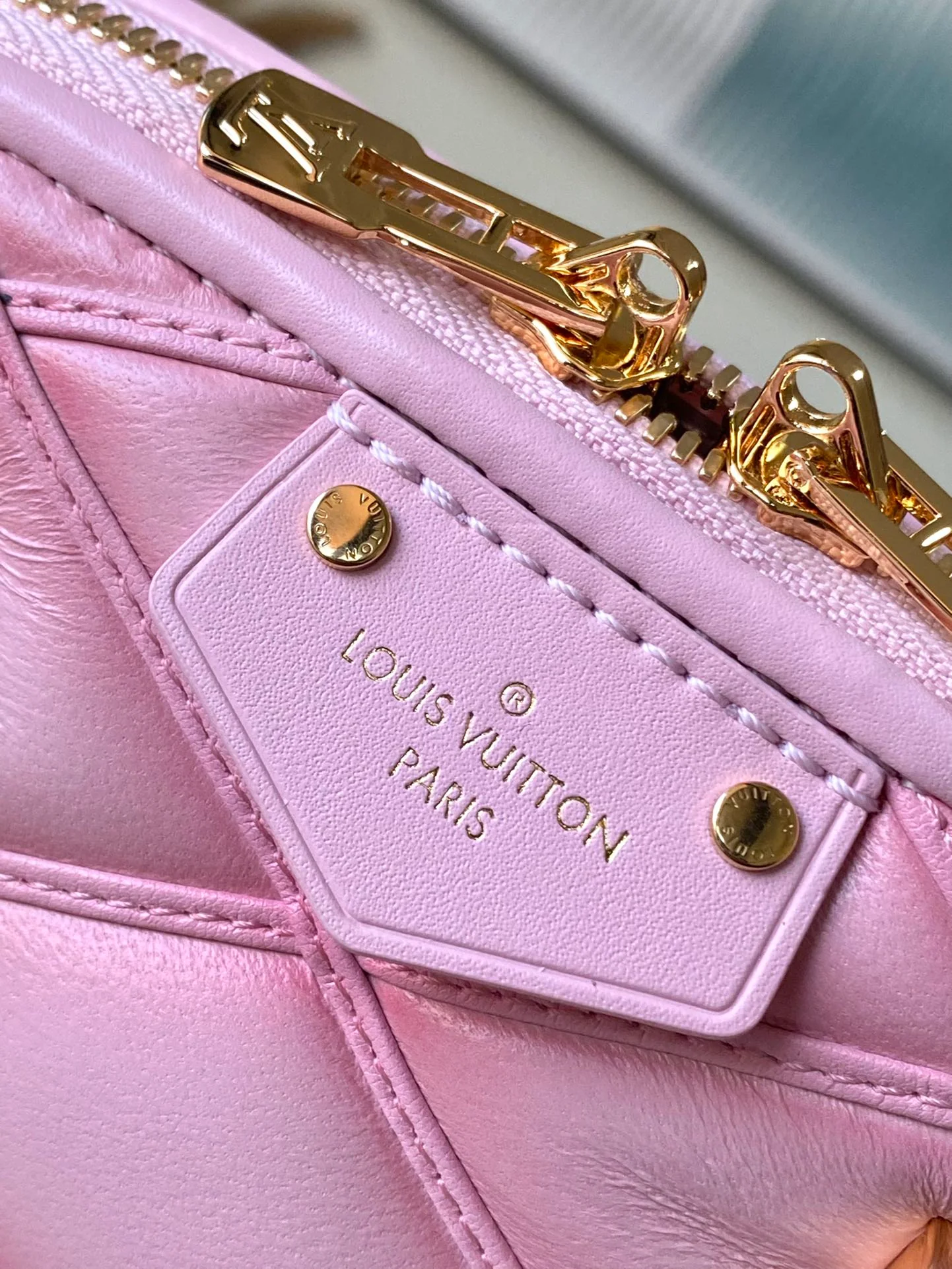 m24453-LV-nicolas-ghesquiere-shell bag-pink