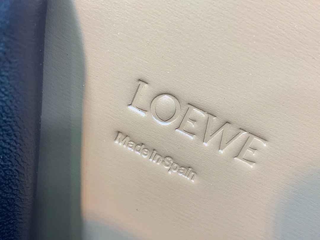 Треугольная сумка Loewe - Телячья кожа - Маленькая - 4