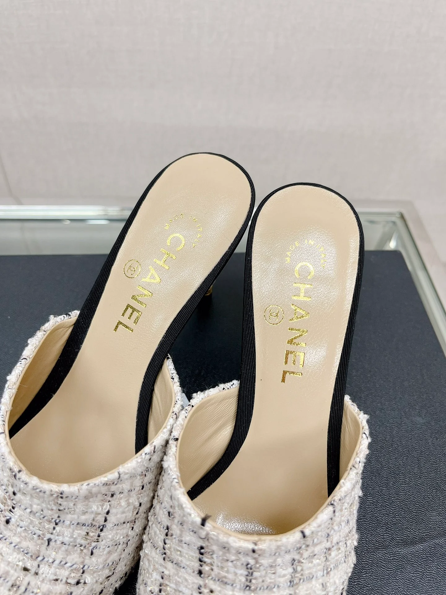 Босоножки Chanel Coco на высоком каблуке с четырьмя заклепками, высота каблука 8-5 см, белые.