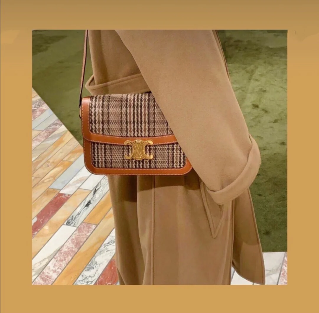 Сумка Celine Triomphe Medium из искусственной кожи и кожи вагю, в желто-коричневой клетке ?гусиная лапка?.