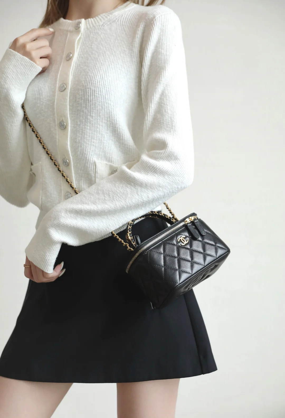 Chanel - ??? - Косметичка с двумя кожаными ручками - ??? - Черная с золотой фурнитурой