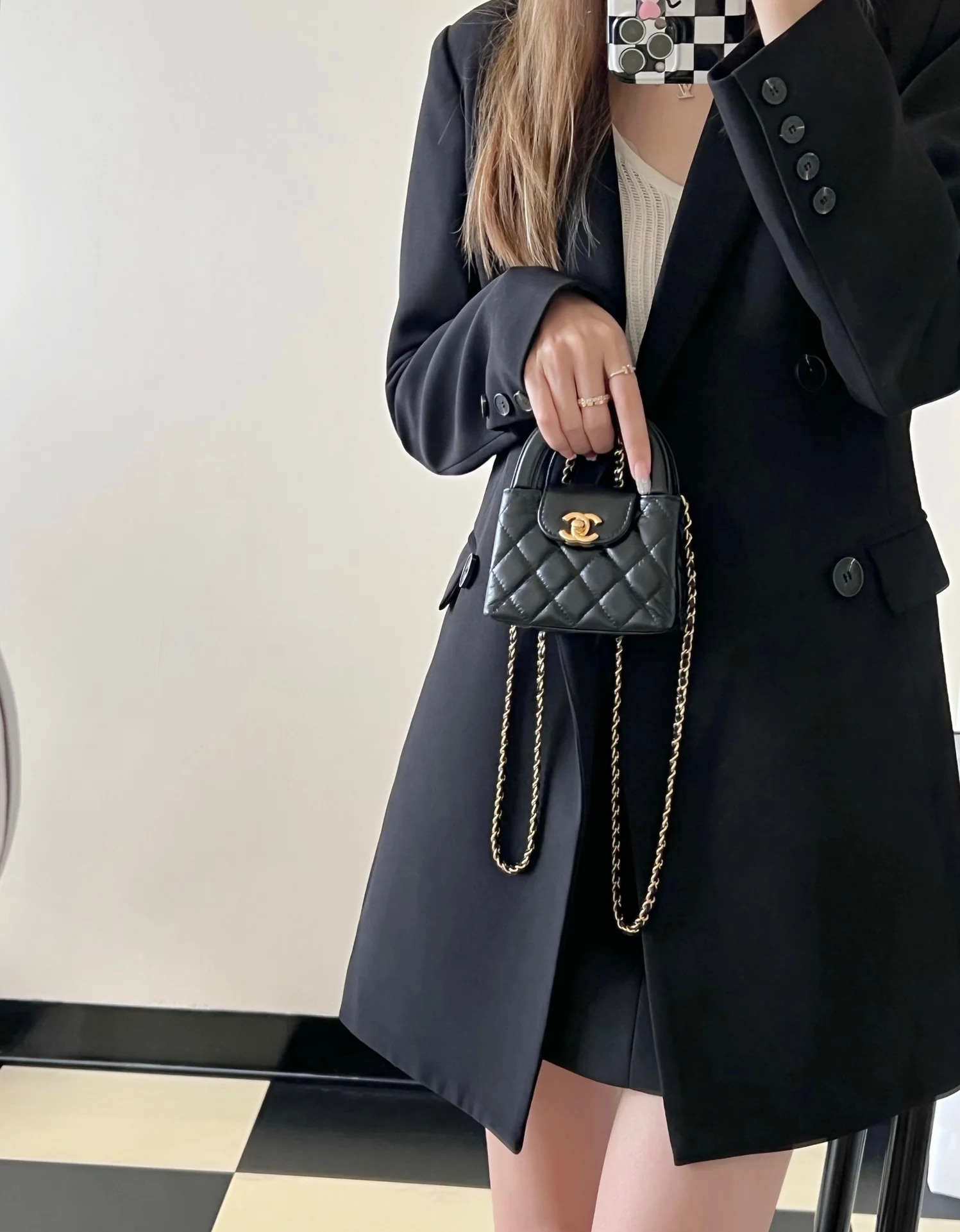 Миниатюрная сумочка Chanel Kelly на цепочке, черная.