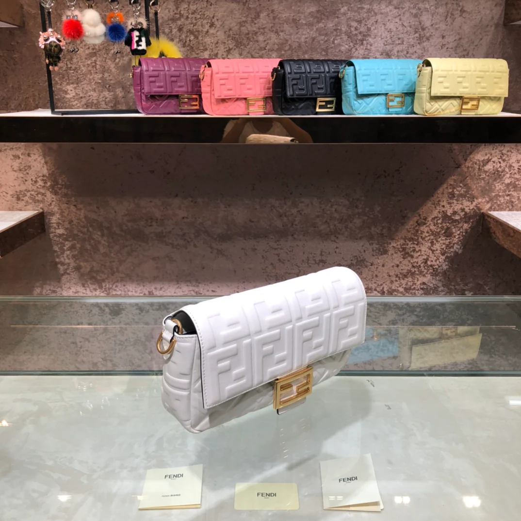 Сумка Fendi Baguette среднего размера из белой кожи.