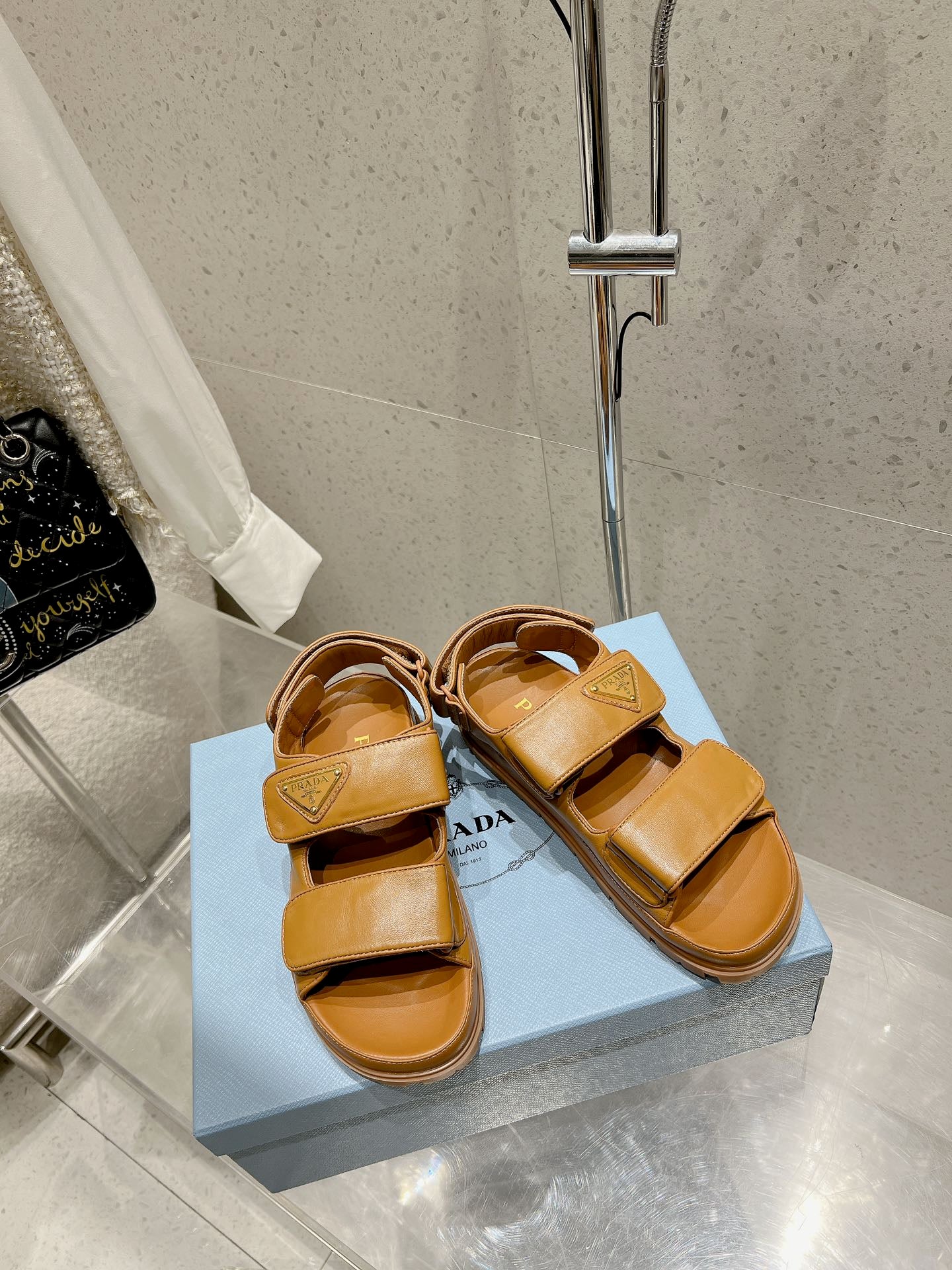 Сандалии Prada 2024 с логотипом на липучке - желтые