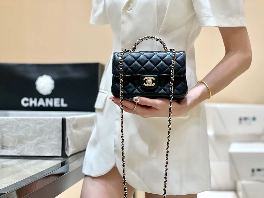 Ручка сумки Chanel 23a CF со стразами - черная