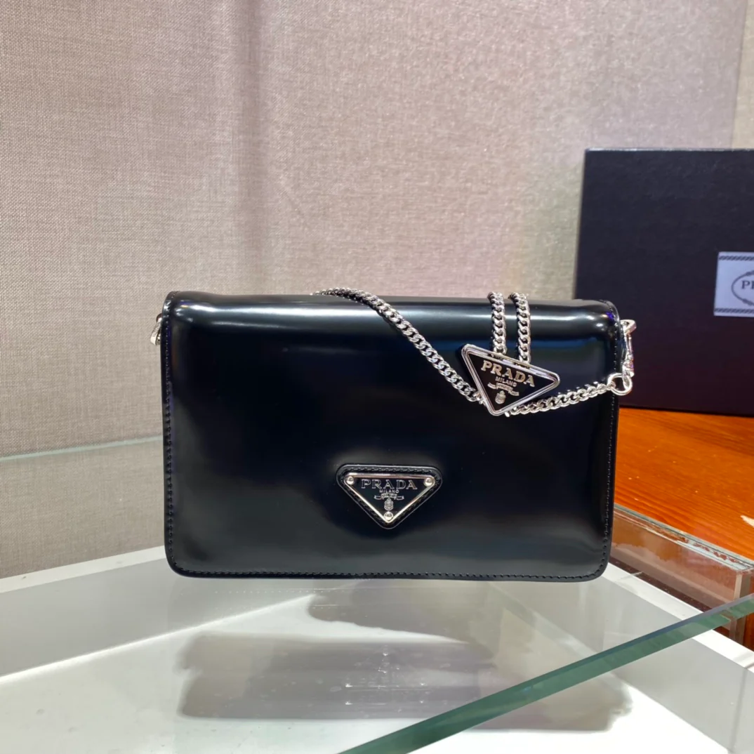 Сумка-колье Prada с дизайном Марио, черная.