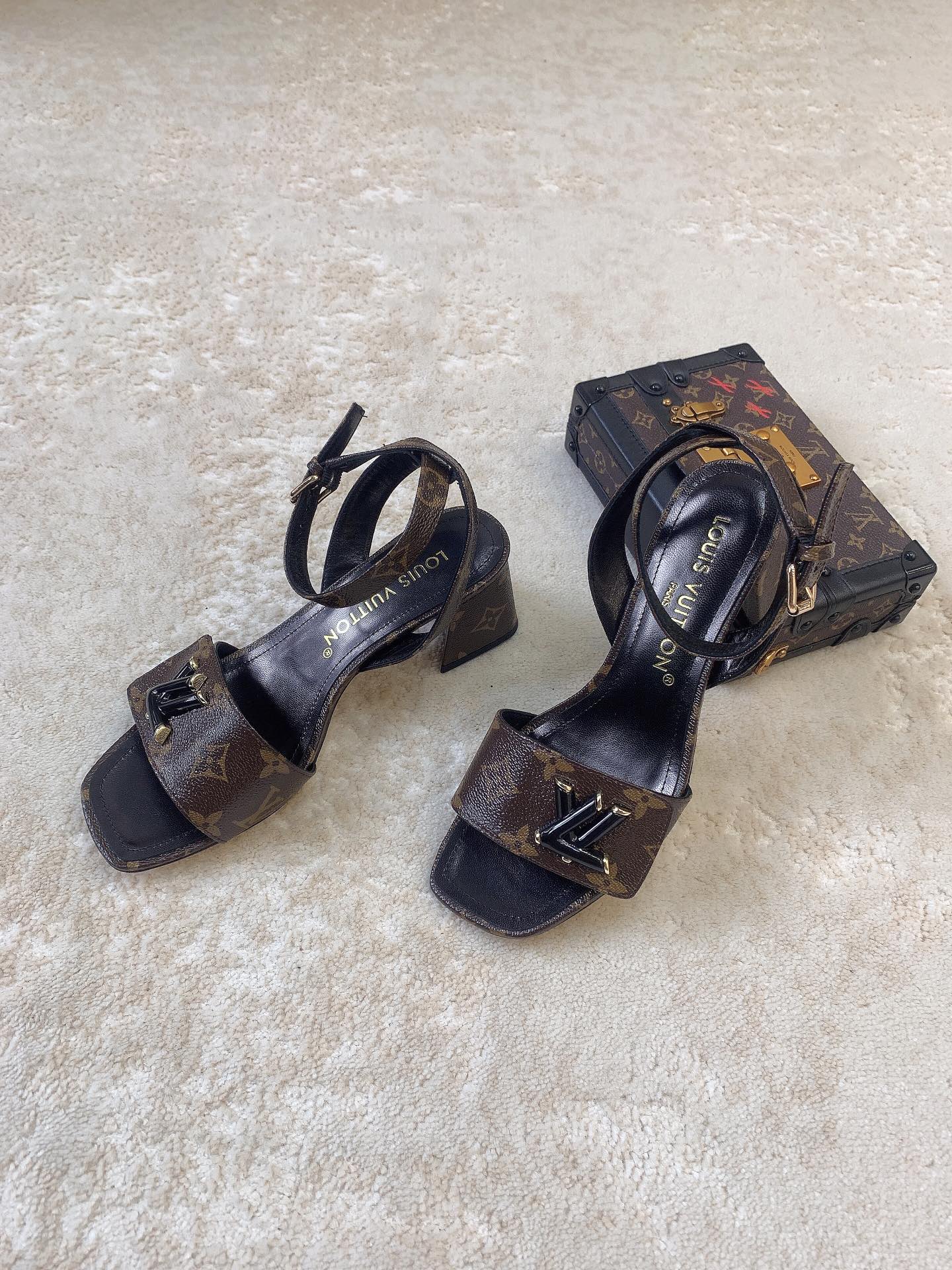 Новинка сезона весна/лето 2023 от LV - Сандалии на низком каблуке - Черный монограммный узор