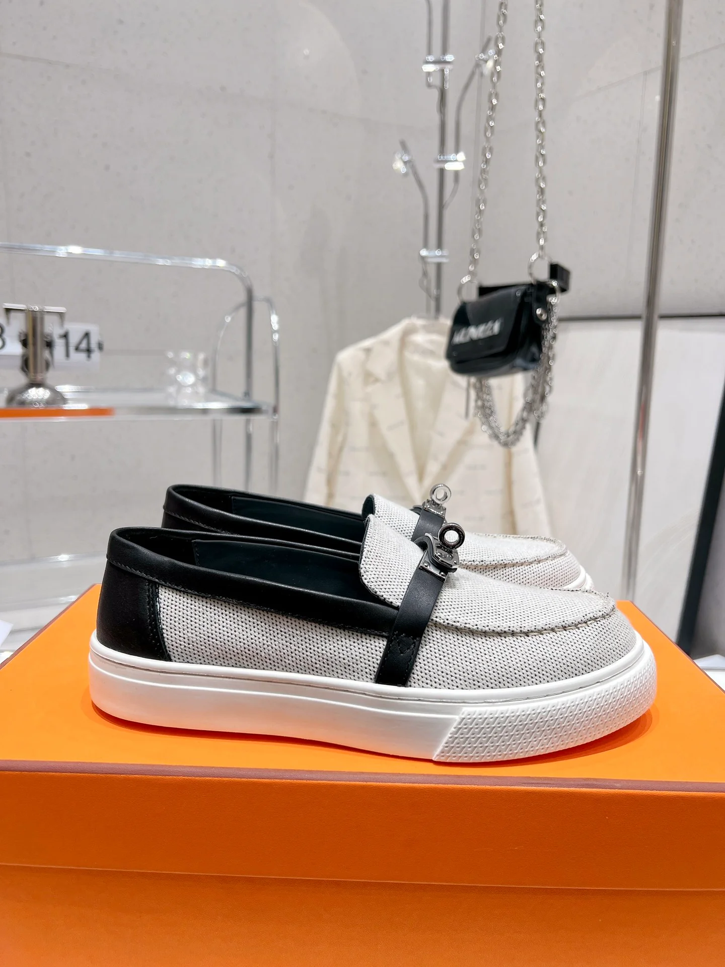 Новинка 2022 года: белые повседневные кроссовки Hermes Kelly Buckle.