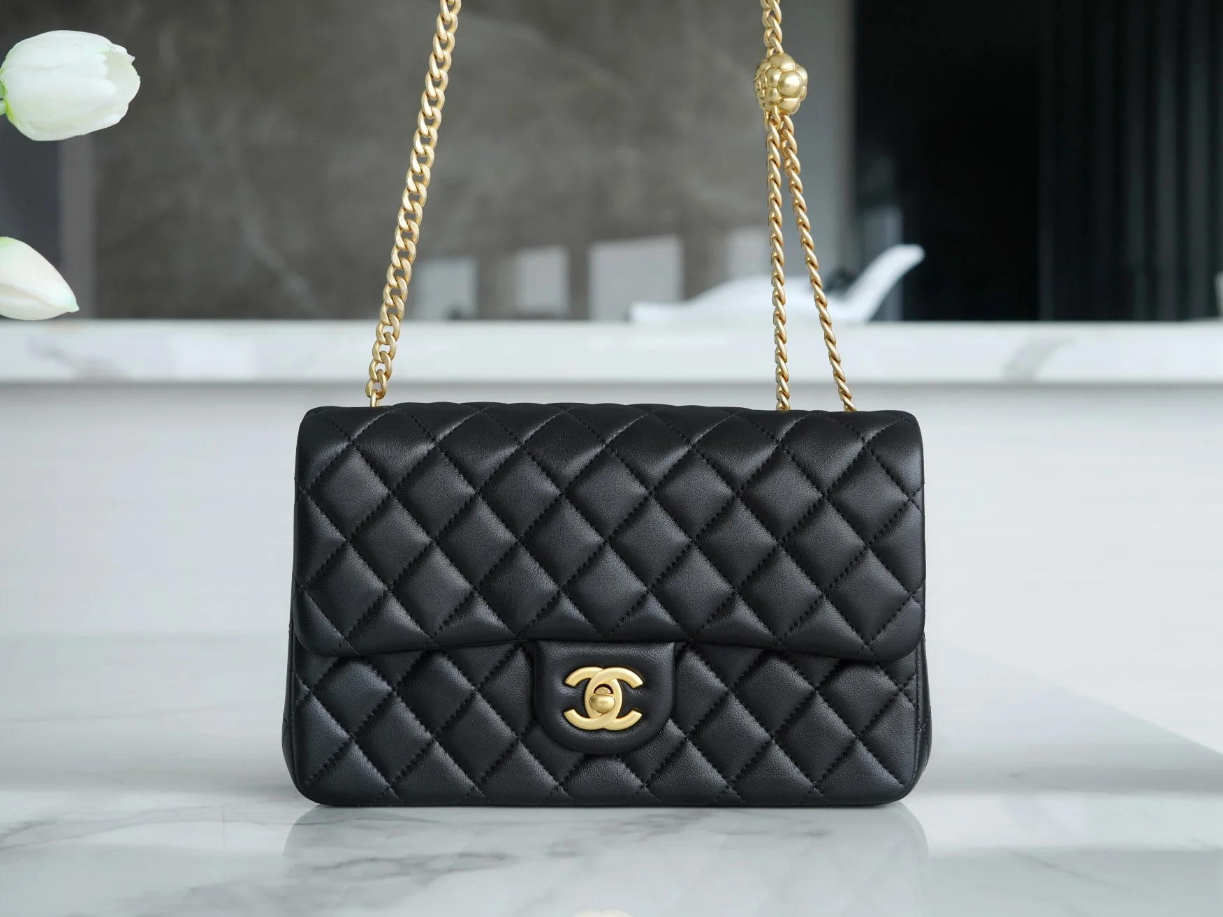 Коллекция Chanel Весна/Лето 2023 - Сумка с регулируемой пряжкой Camellia - CF Flap Bag - Черная - Маленькая