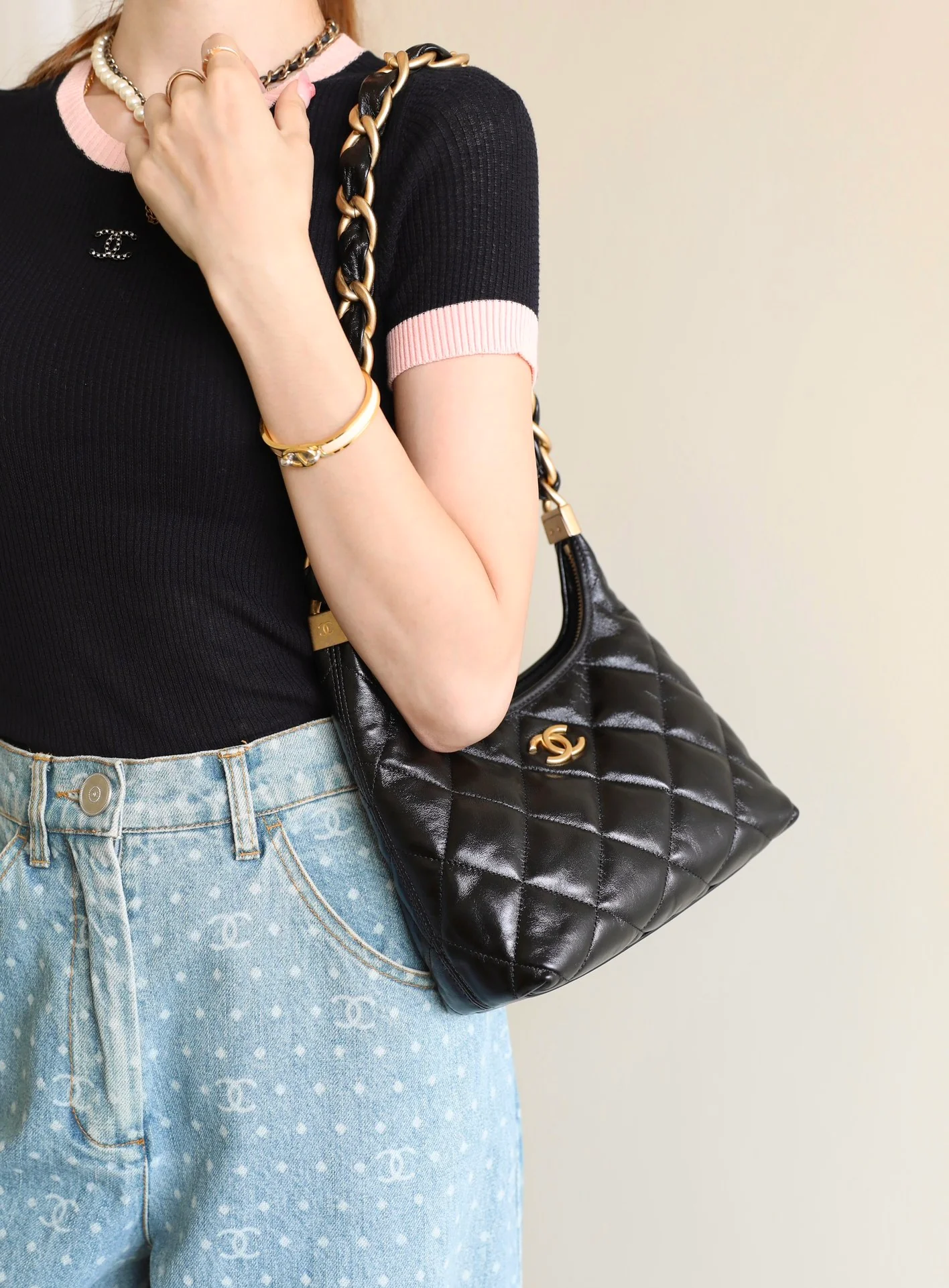 Сумка Chanel 24a Métiers d'Art из глянцевой овечьей кожи, маленькая, черная.