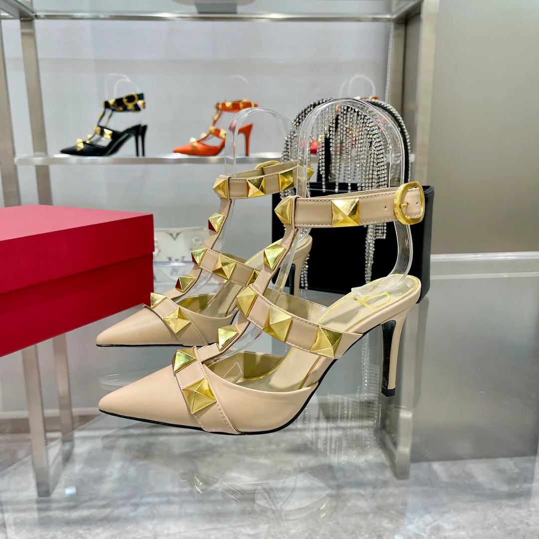 Туфли на высоком каблуке с острым носком от Valentino