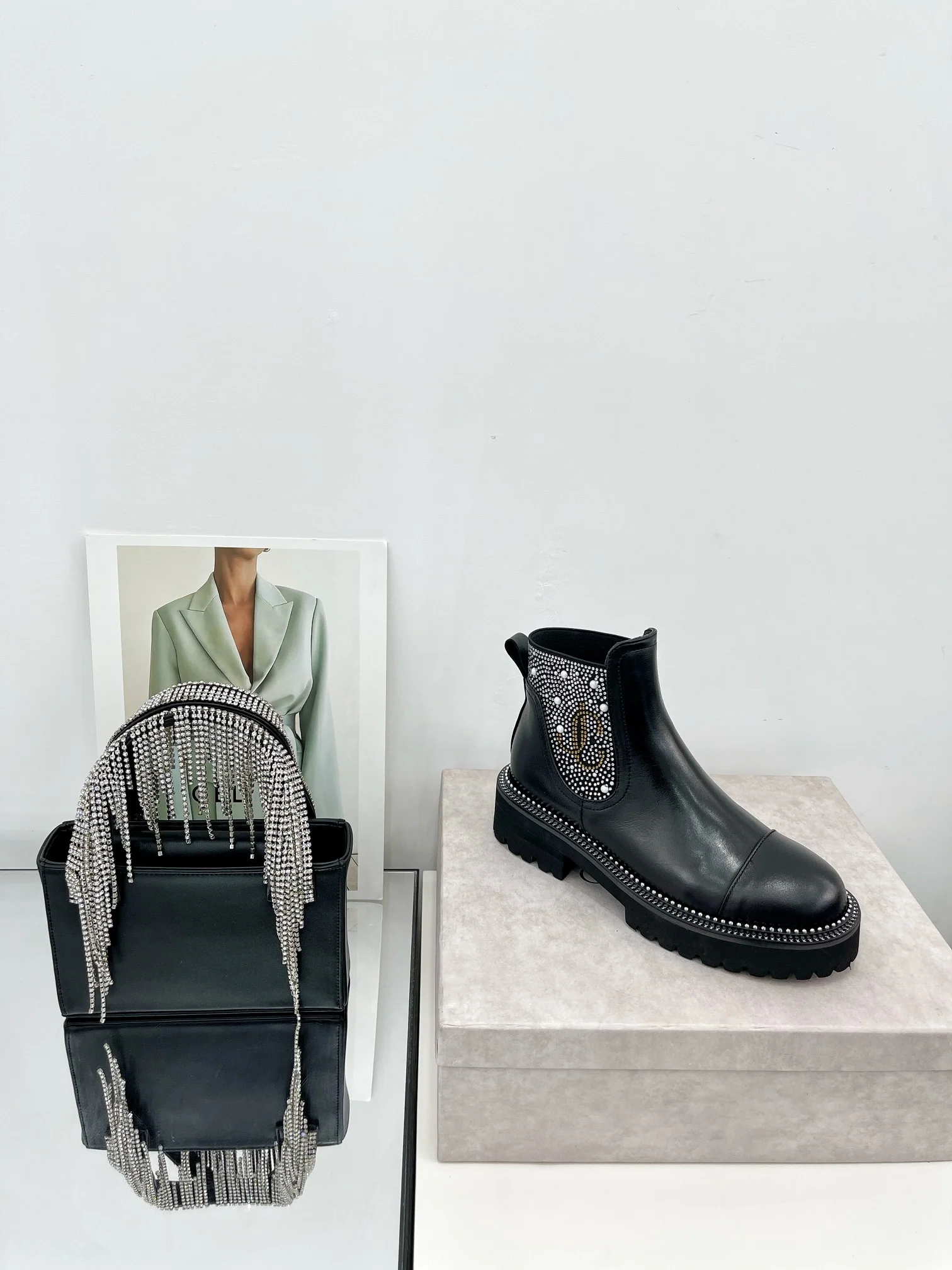 Ботильоны Jimmy, украшенные стразами