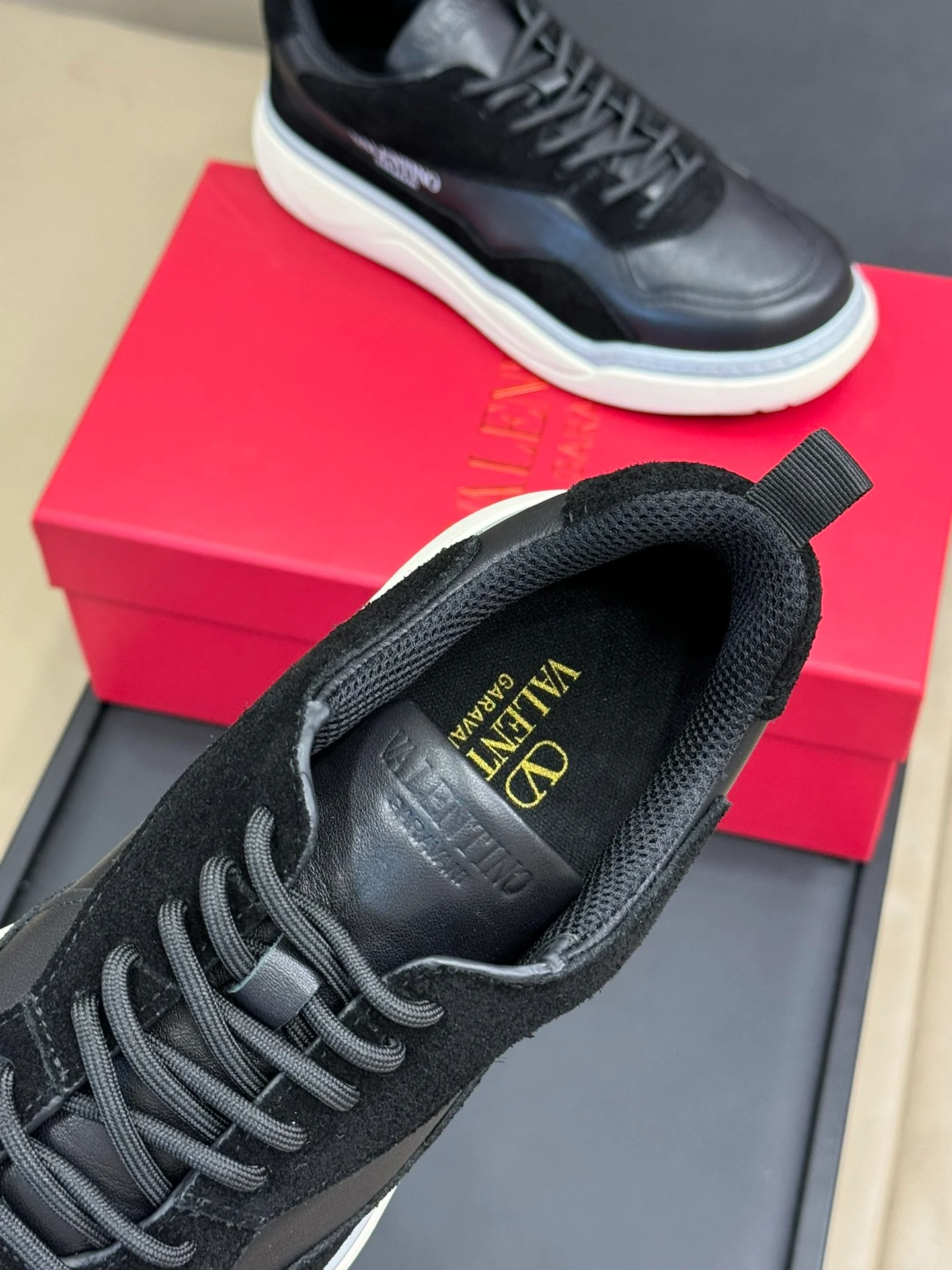 Кроссовки Valentino 2024 — черные