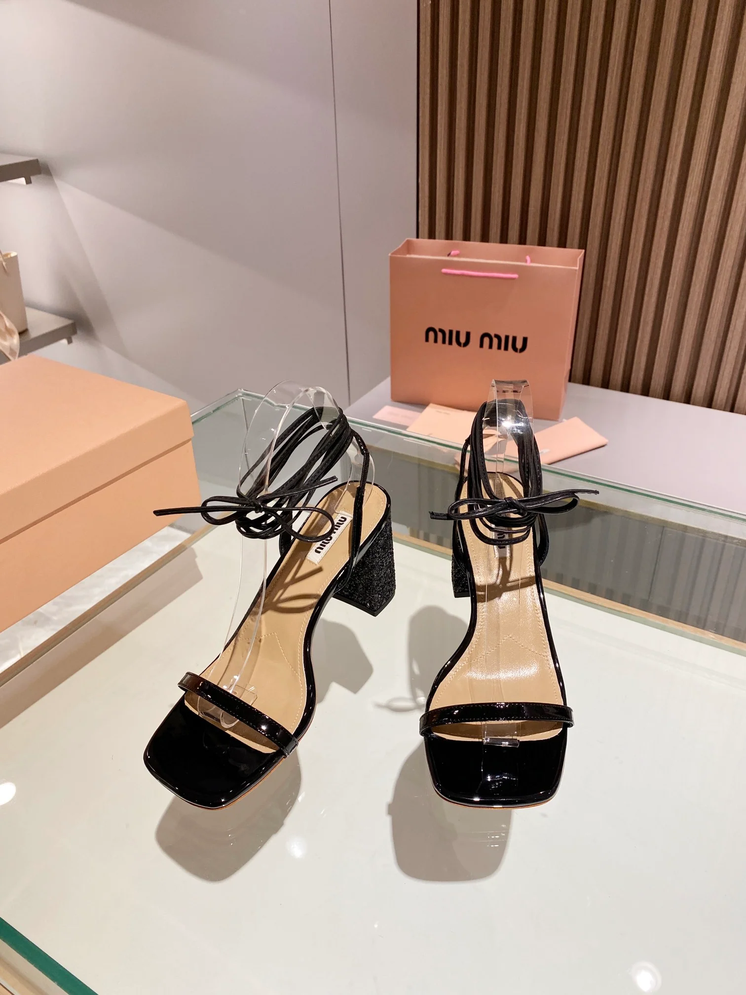 Новинка сезона весна/лето 2023 от Miu Miu - Босоножки на высоком каблуке с ремешками - 8-5 см - Черные