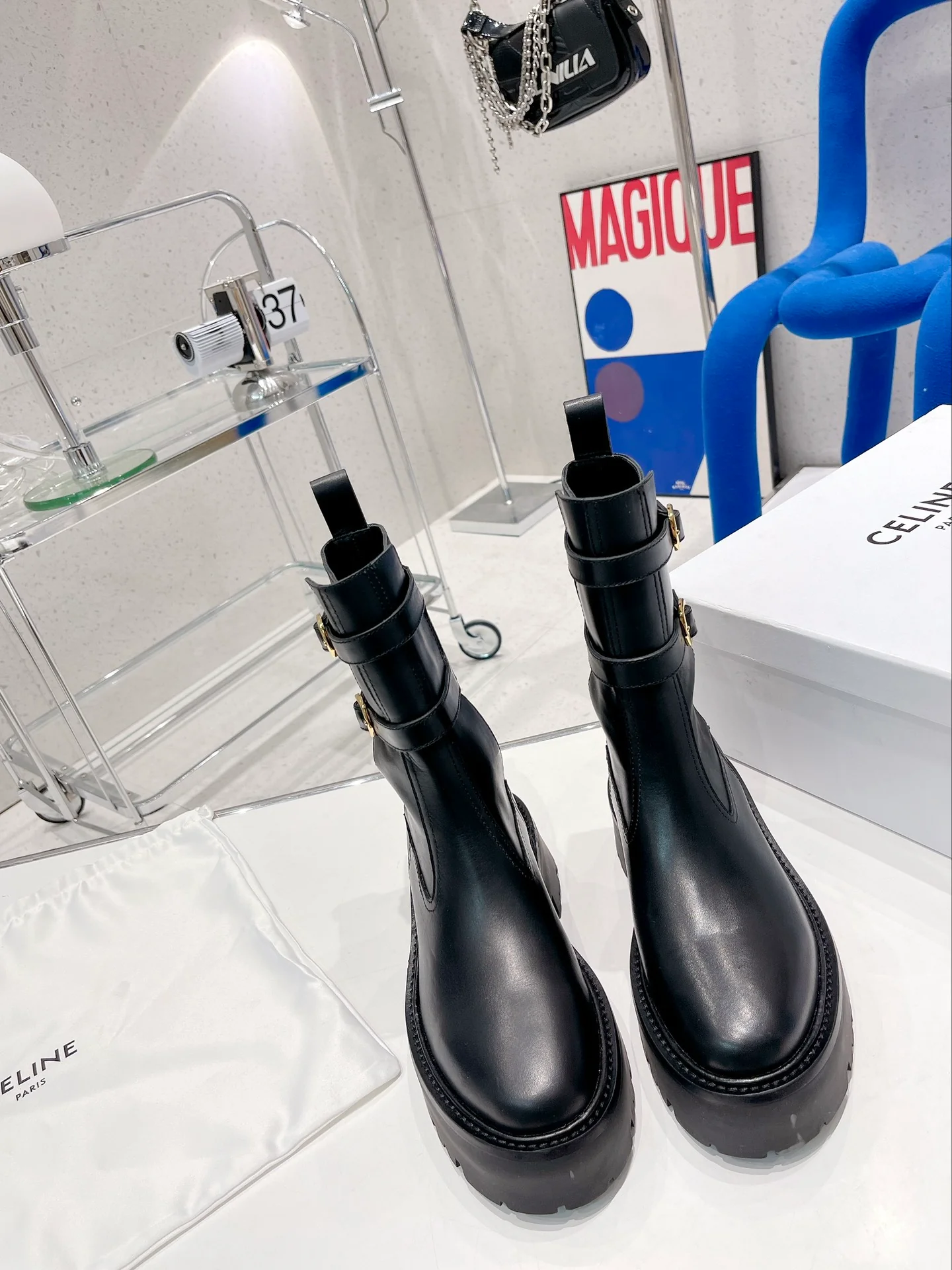 Новинка сезона осень/зима 2022 от Celine — ботинки с двойной кожаной пряжкой.