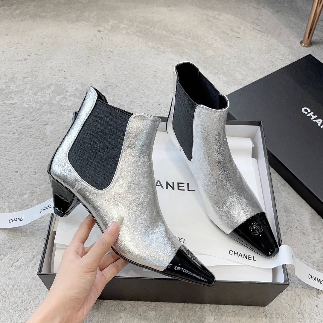 Новинка сезона ?Ранняя осень 2023? от Chanel — ботильоны ?Челси? на низком каблуке — серебристые.