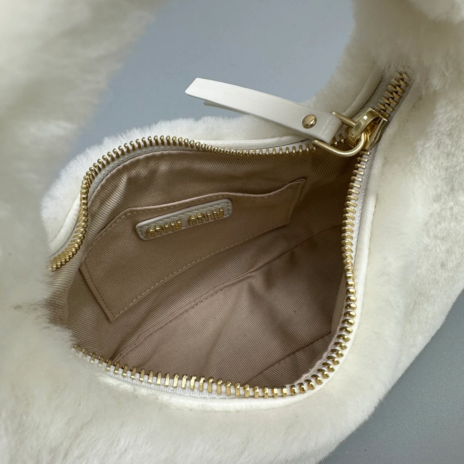 Сумка Miu Miu Wander - маленькая, белая, с флисовой подкладкой.