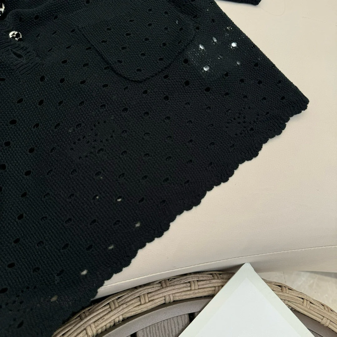 Новинка весны/лета Chanel 2403: вязаный ажурный топ крючком – свежий и элегантный свитер в стиле Chanel – черный.