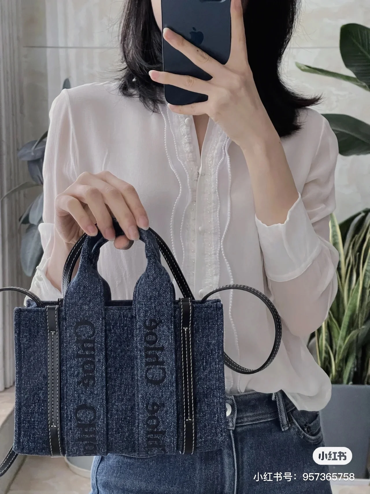 Новинка весны 2023 года от Chloe - сумка-тоут Woody - джинсово-синий - маленький размер.