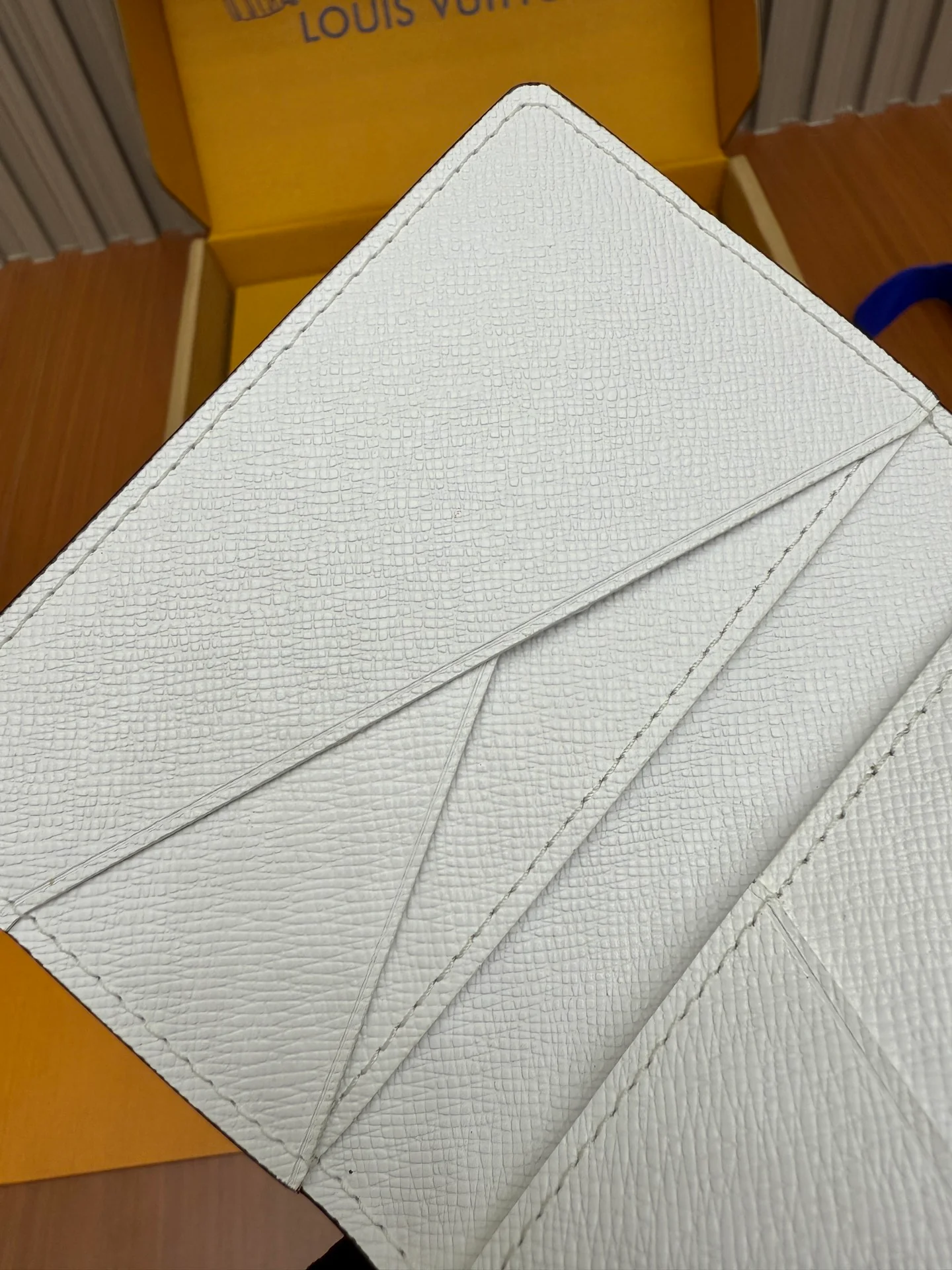 LV-m30933 - Цельностальной кошелек - Элегантный белый