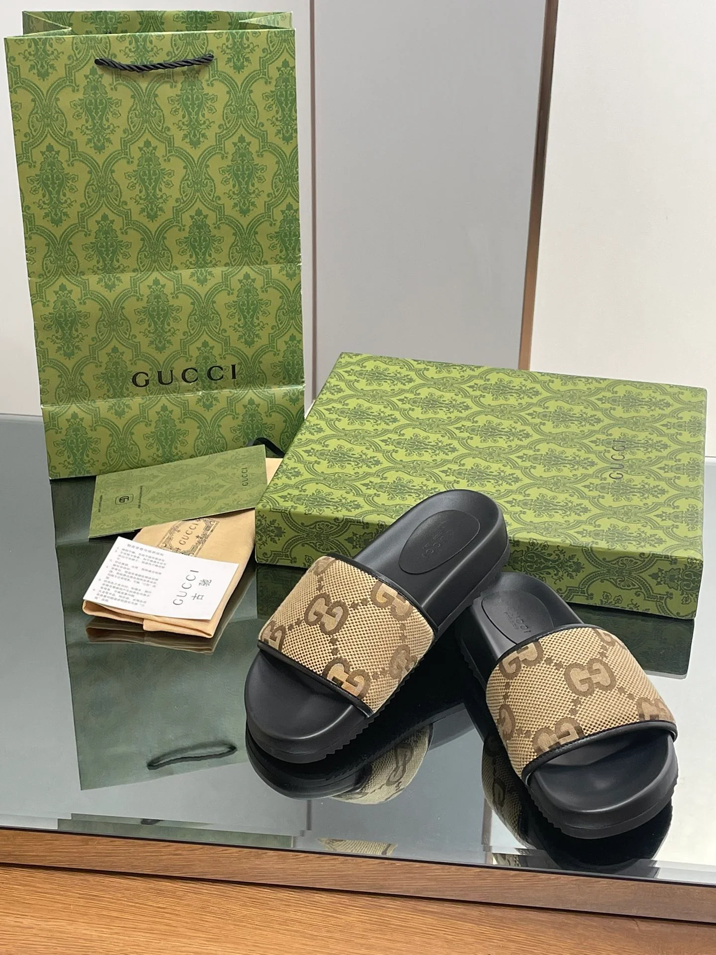 Новинка сезона осень/зима 2023 от Gucci - мюли с монограммой.
