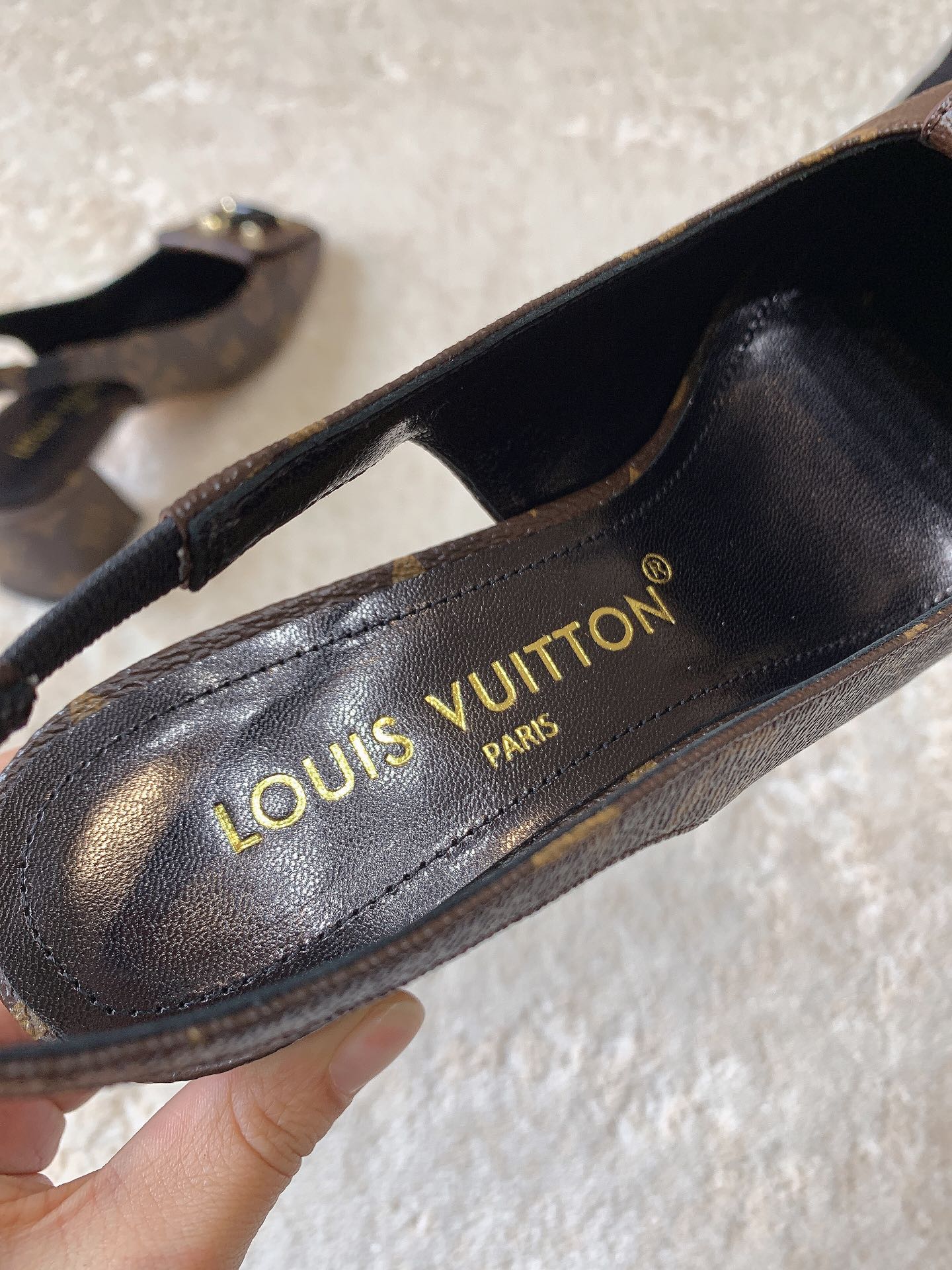 Новинка сезона весна/лето 2023 от LV - Туфли на низком каблуке с закрытым носком - Черный монограммный узор