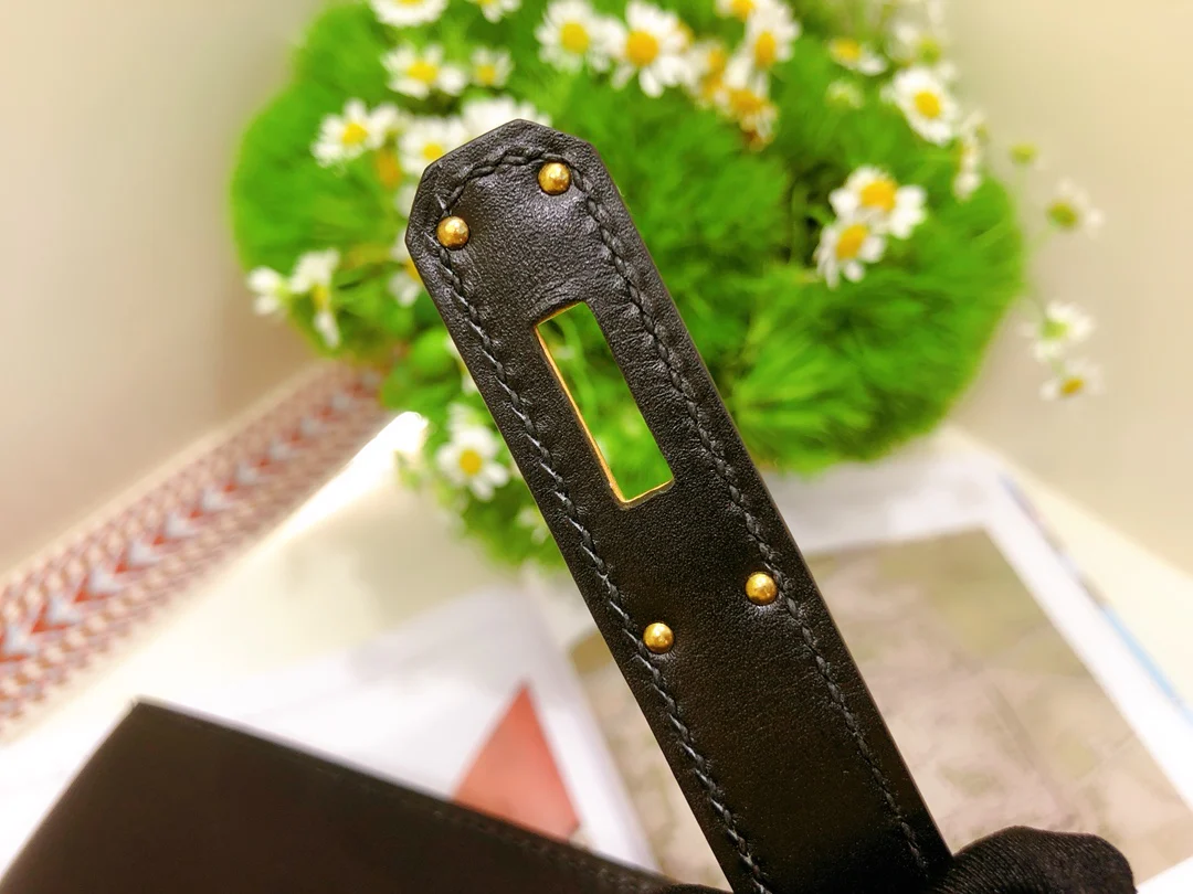 Сумка Hermes Kelly 28 Box из кожи, черная, с золотой пряжкой.