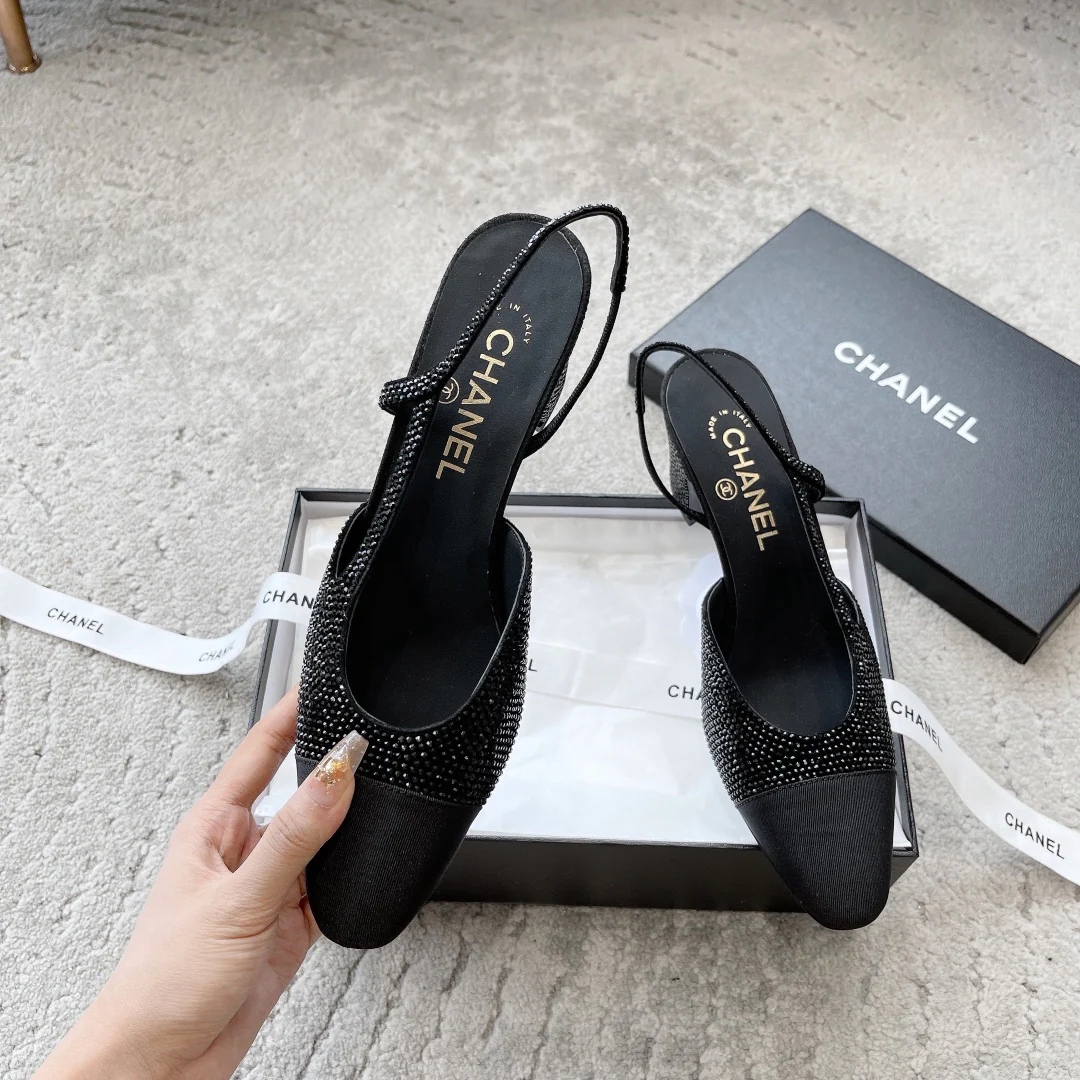 Chanel - Атласные босоножки на низком каблуке со стразами - Черные