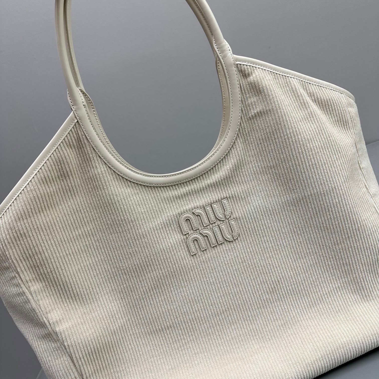 Сумка-тоут Miu Miu Ivy - вельветовая - белая